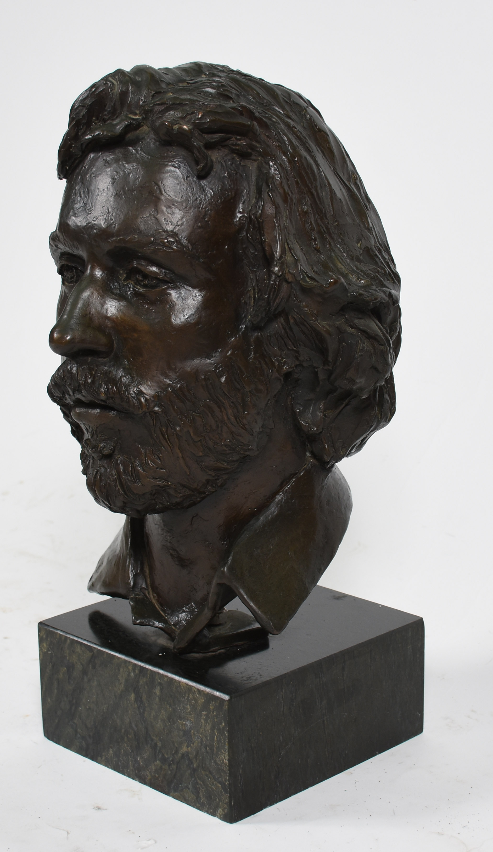 Busto masculino de bronze , assinado C.M. 1978. - foto 2 de 4