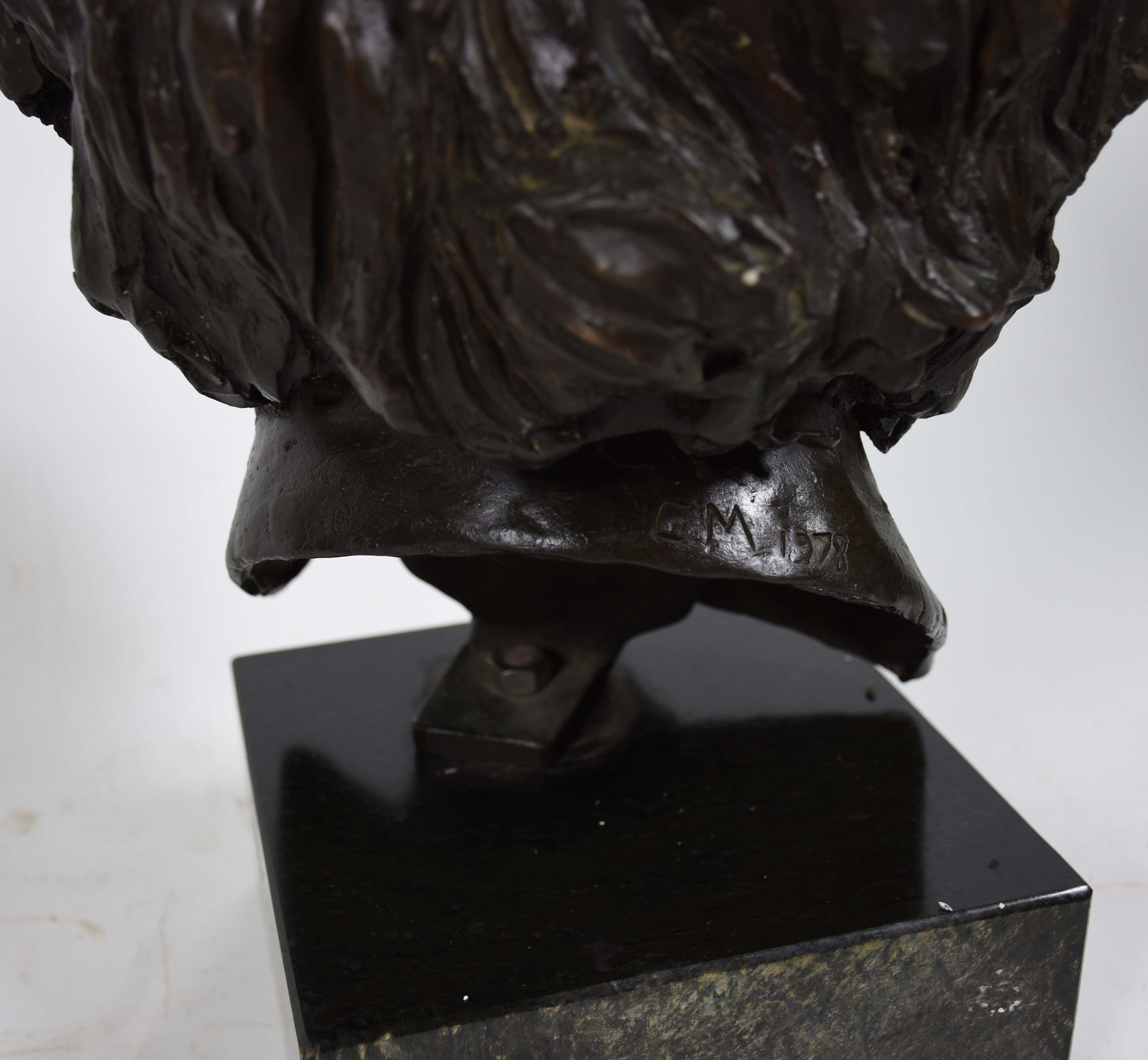 Busto masculino de bronze , assinado C.M. 1978. - foto 4 de 4