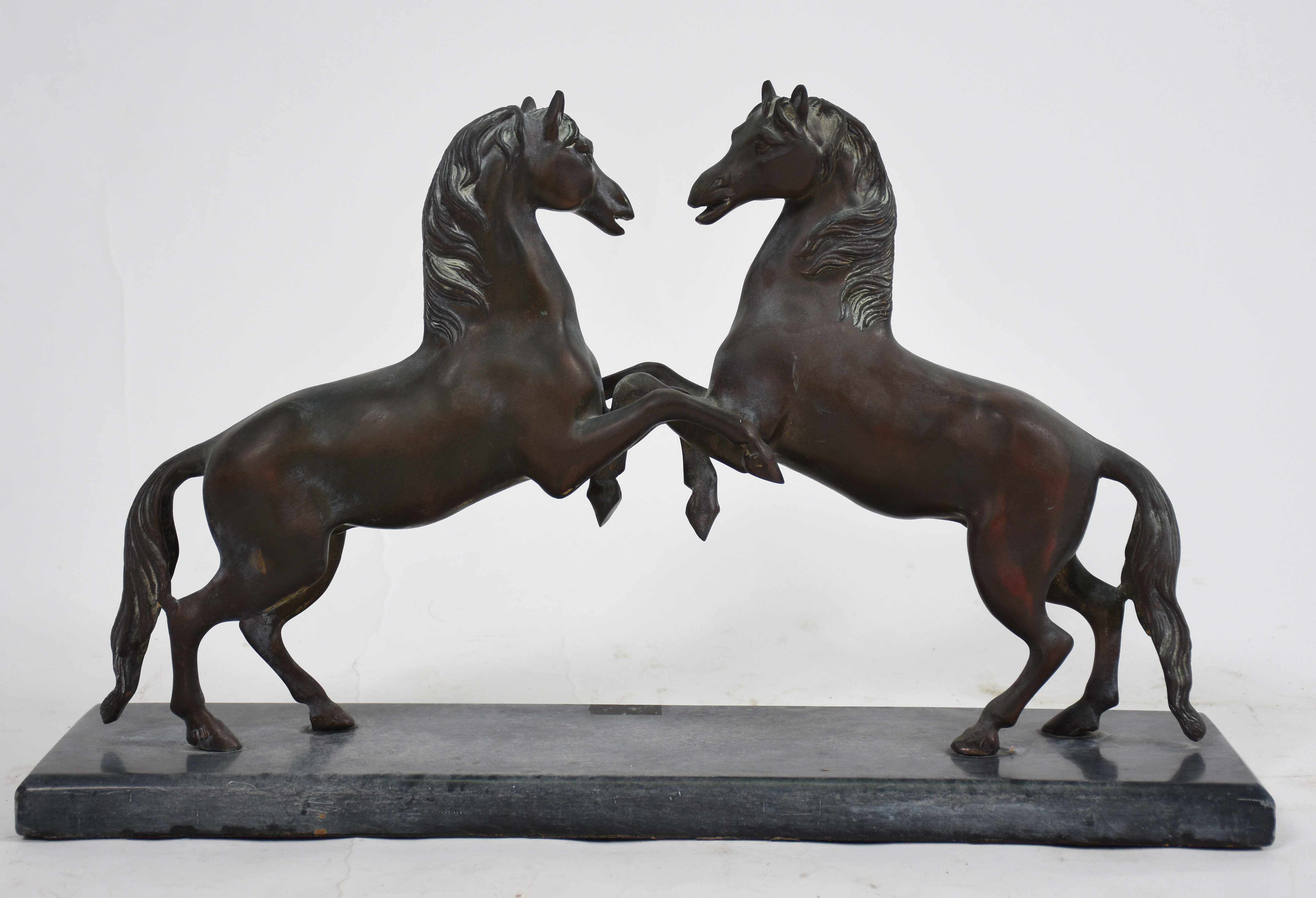 Grupo escultórico de Petit bronze representado 2 cavalos . - foto 1 de 3