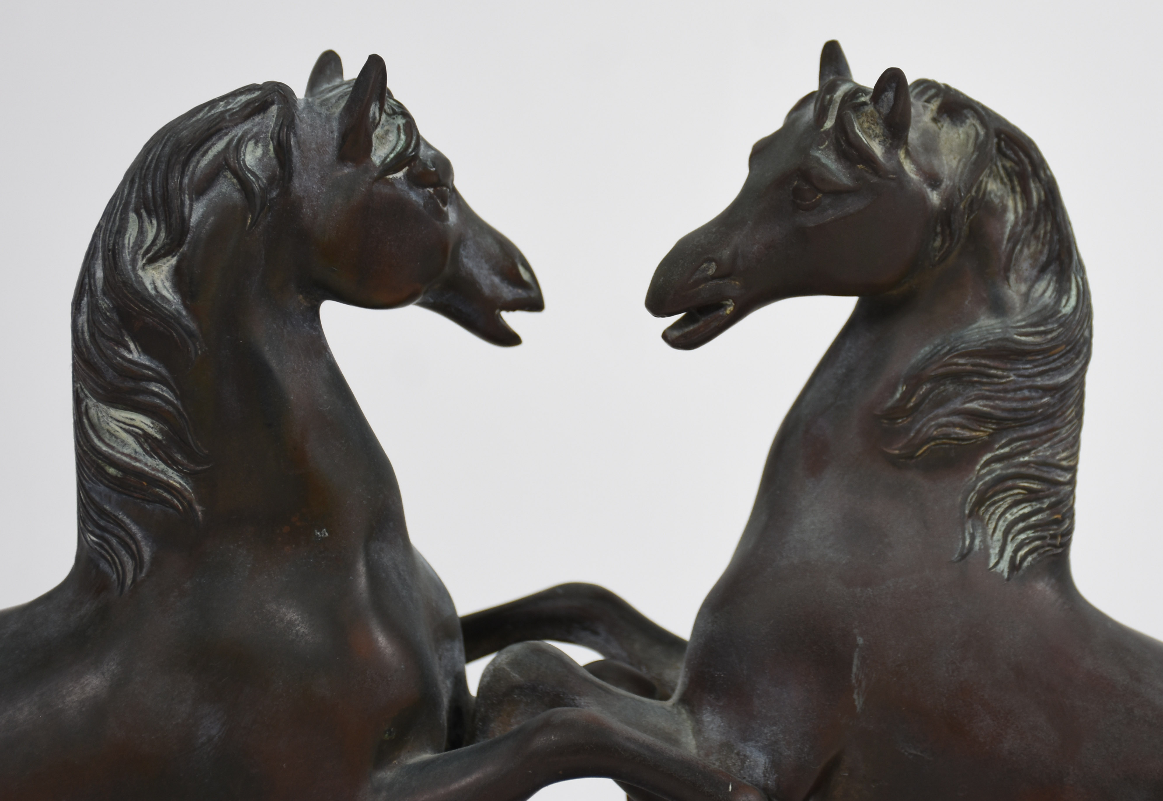 Grupo escultórico de Petit bronze representado 2 cavalos . - foto 2 de 3