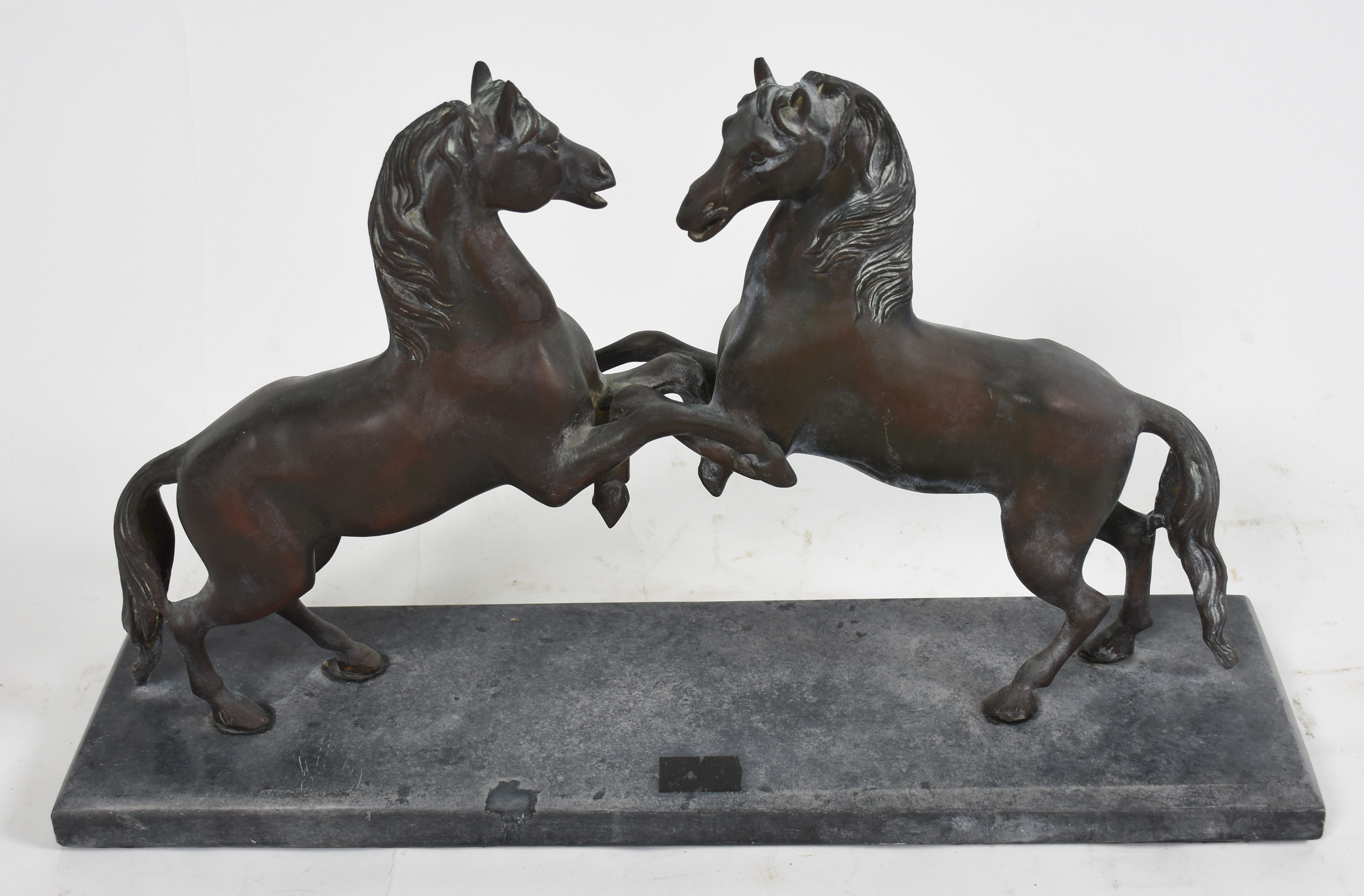 Grupo escultórico de Petit bronze representado 2 cavalos . - foto 3 de 3