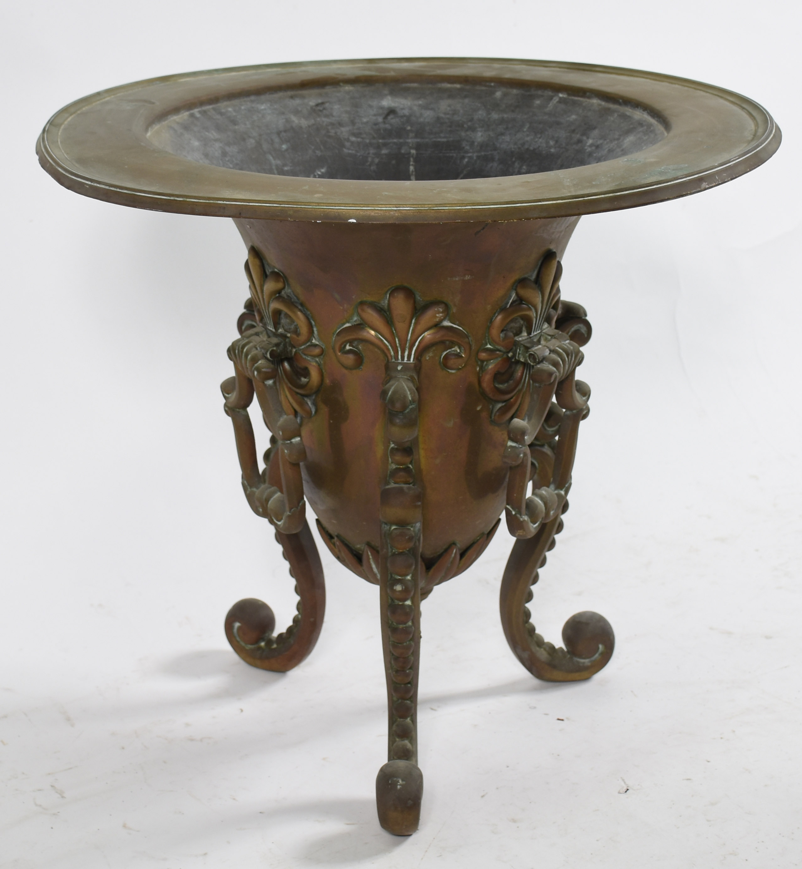 Cachepot de metal dourado com tres pernas recurvas, flor de lis e... - foto 1 de 3
