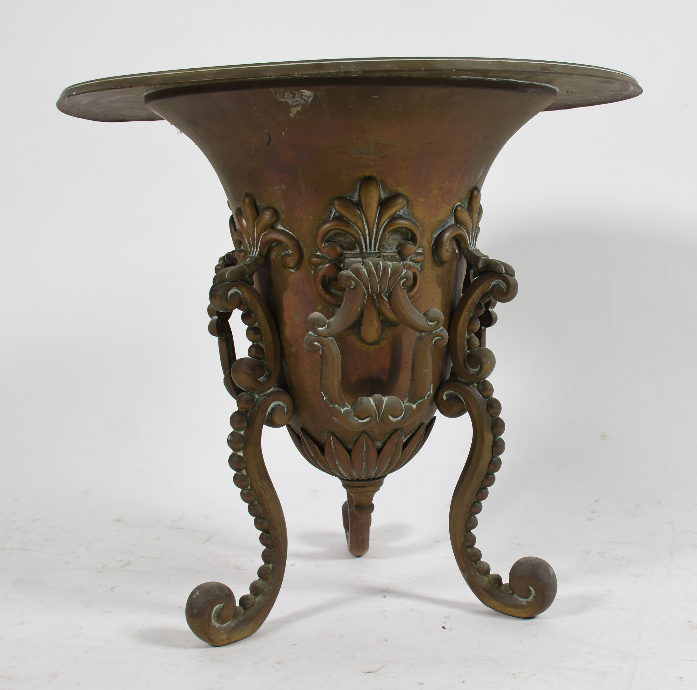 Cachepot de metal dourado com tres pernas recurvas, flor de lis e... - foto 2 de 3