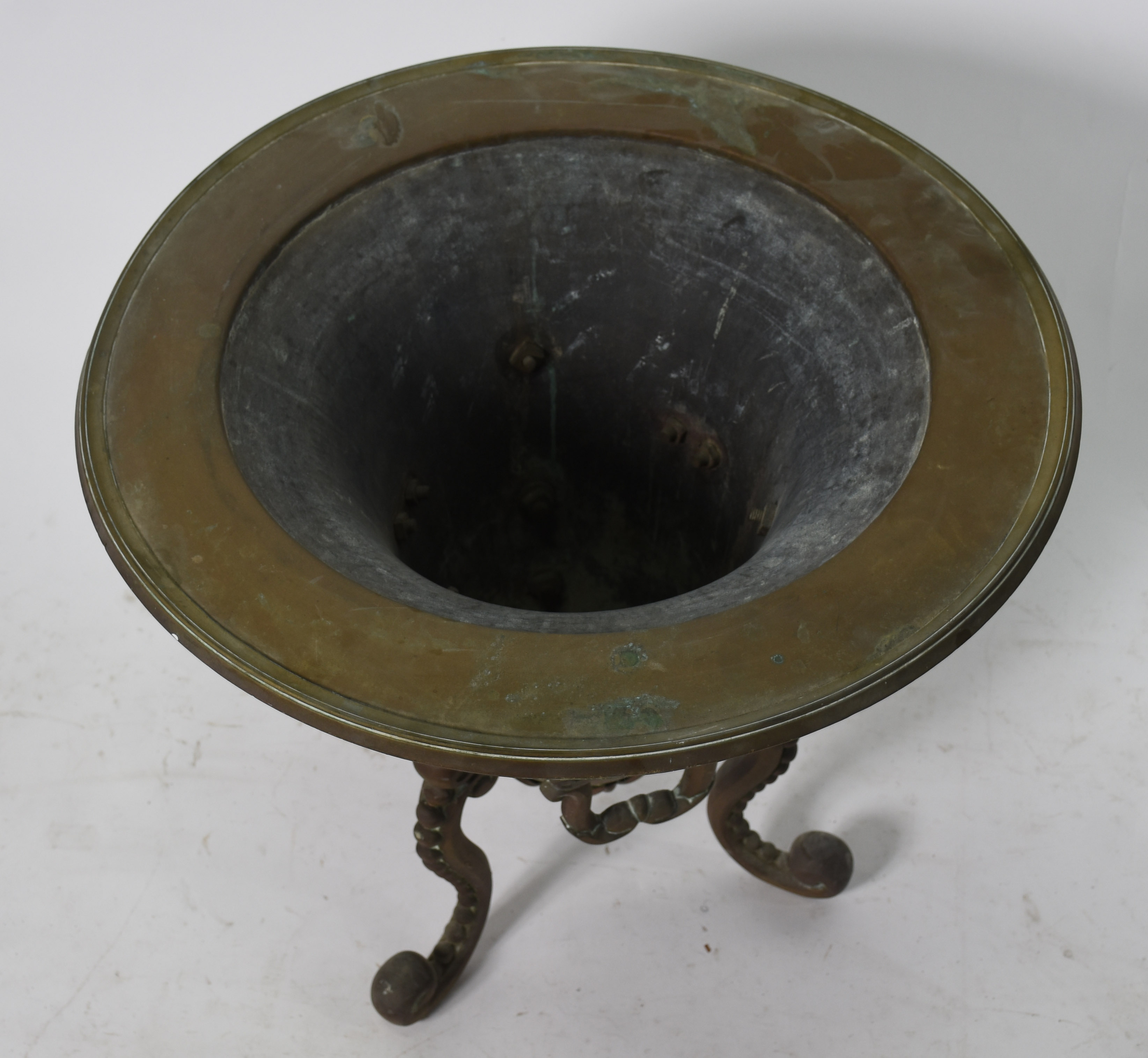 Cachepot de metal dourado com tres pernas recurvas, flor de lis e... - foto 3 de 3