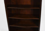 Estante de madeira nobre, com 3 prateleiras, es... - Estante de madeira nobre, com 3 prateleiras, estilo Chipendale.