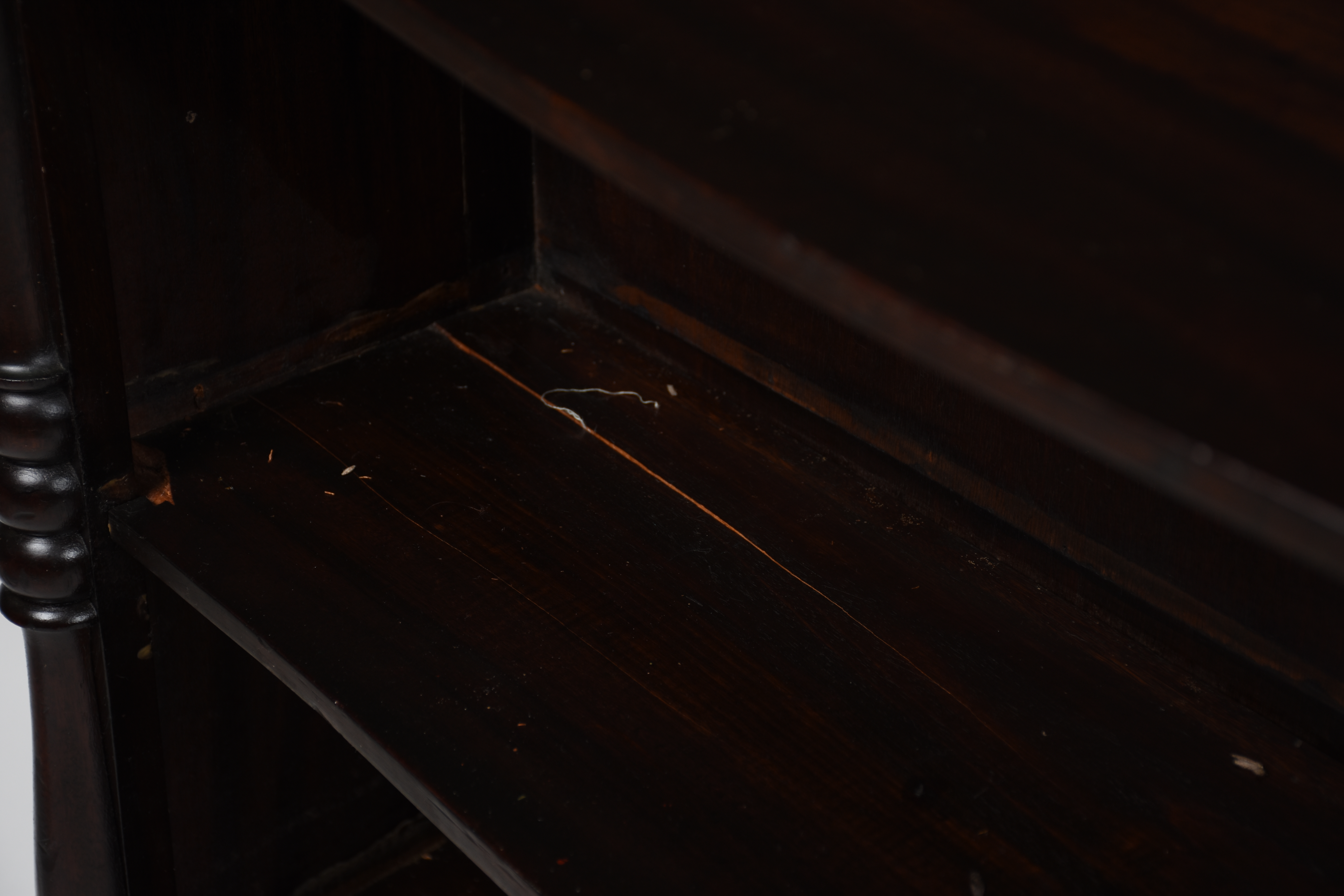 Estante de madeira nobre, tres prateleiras, detalhes torneados. Parte... - foto 5 de 5