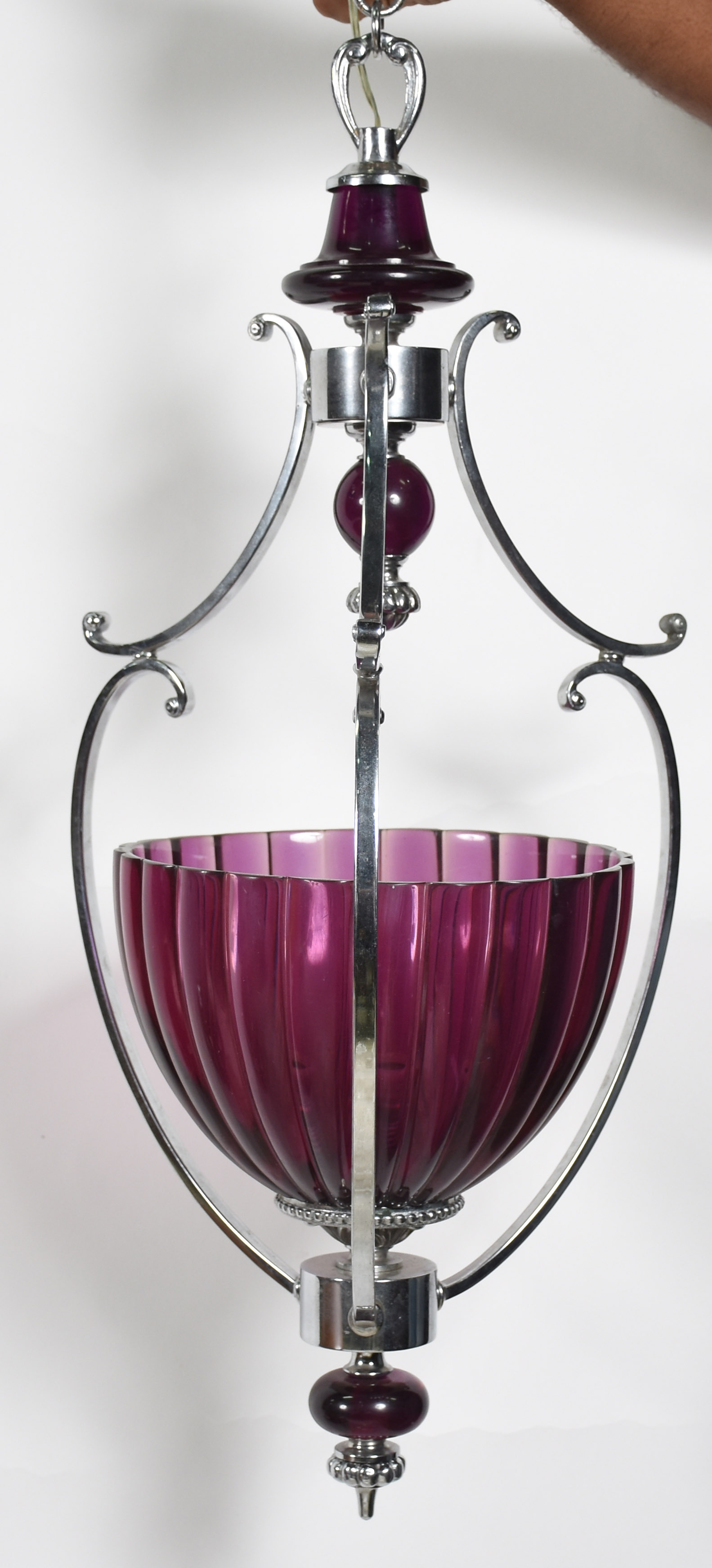 Lustre de metal para uma lâmpada com "bacia" de acrílico na cor roxa - foto 1 de 3