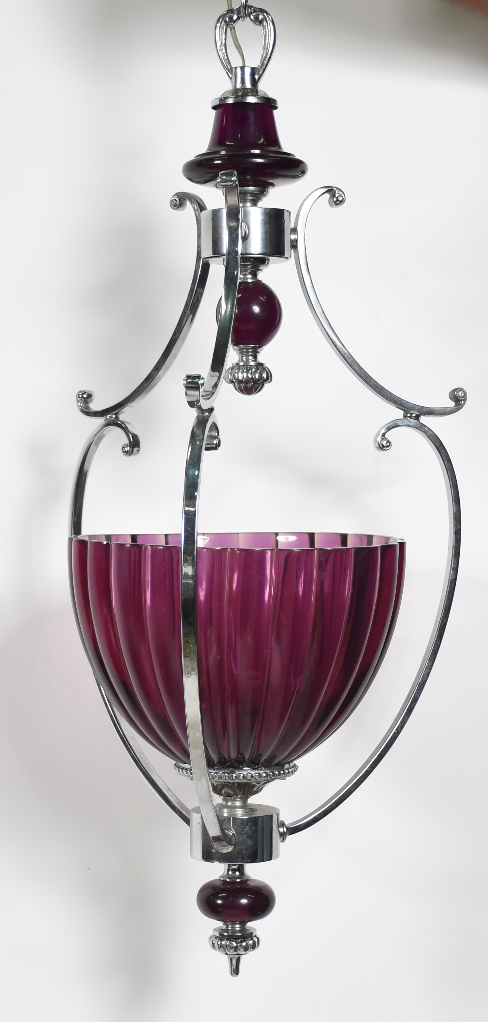 Lustre de metal para uma lâmpada com "bacia" de acrílico na cor roxa - foto 2 de 3