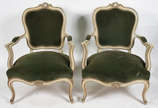 Par de poltronas estilo Luís XV de madeira pati... - Par de poltronas estilo Luís XV de madeira patinada e  estofamento na cor verde .