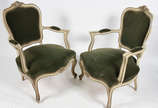 Par de poltronas estilo Luís XV de madeira pati... - Par de poltronas estilo Luís XV de madeira patinada e  estofamento na cor verde .