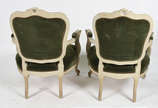 Par de poltronas estilo Luís XV de madeira pati... - Par de poltronas estilo Luís XV de madeira patinada e  estofamento na cor verde .