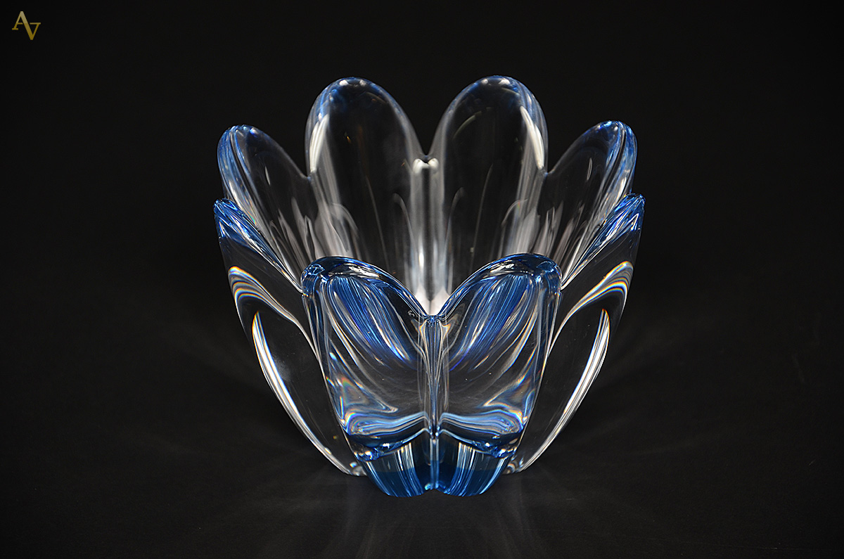 Vaso azul sueco de cristal Orrefors, assinado. Altura 14 cm.