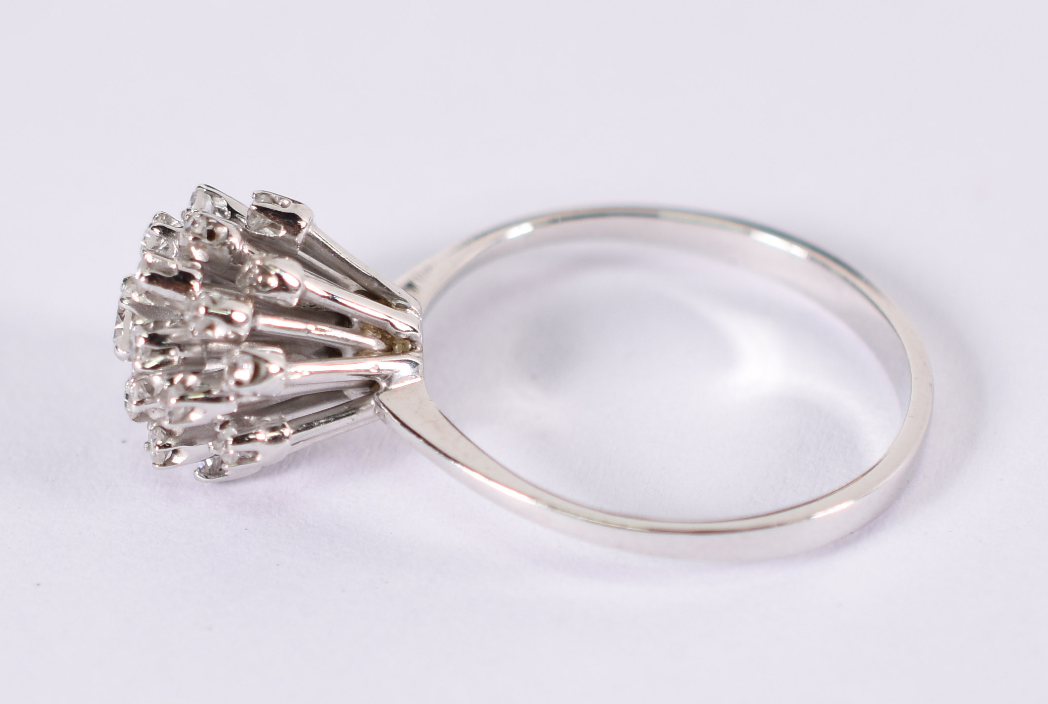 Anel de ouro branco tipo chuveiro com 24 brilhantes , total 0,50 ct... - foto 1 de 3