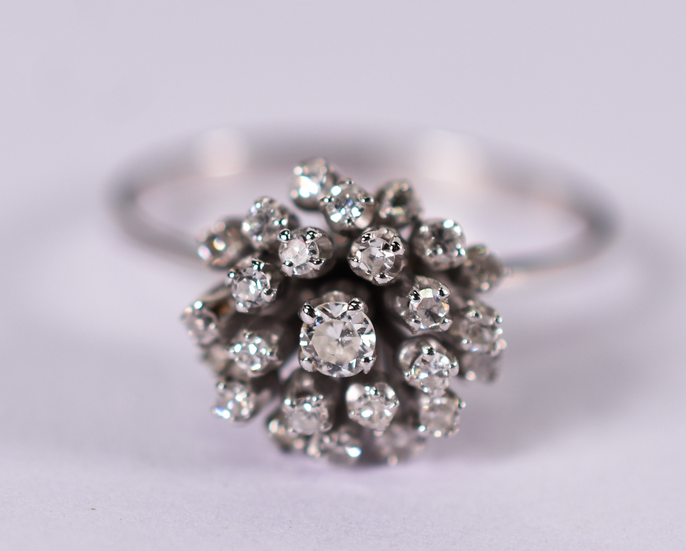 Anel de ouro branco tipo chuveiro com 24 brilhantes , total 0,50 ct... - foto 2 de 3