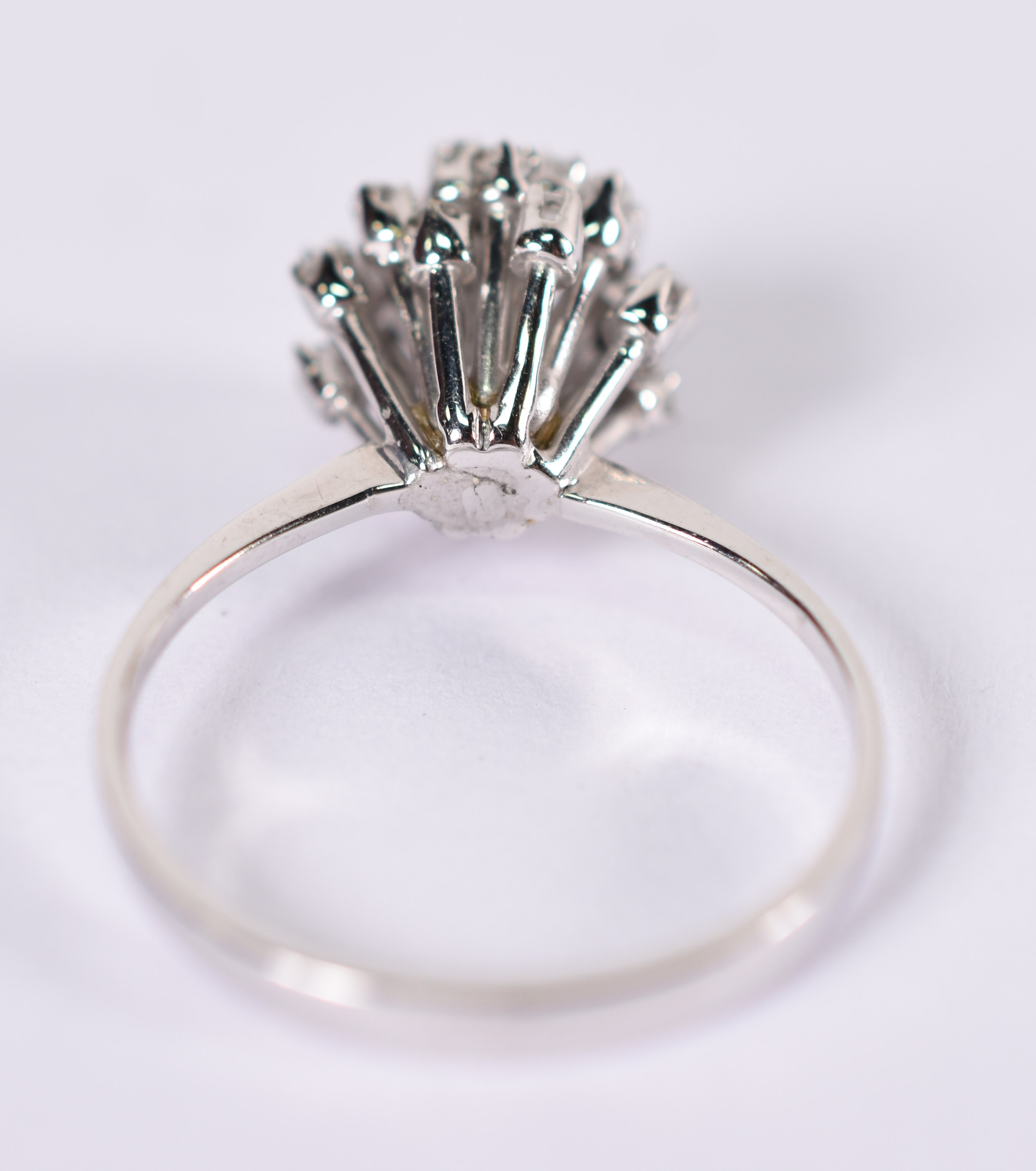 Anel de ouro branco tipo chuveiro com 24 brilhantes , total 0,50 ct... - foto 3 de 3