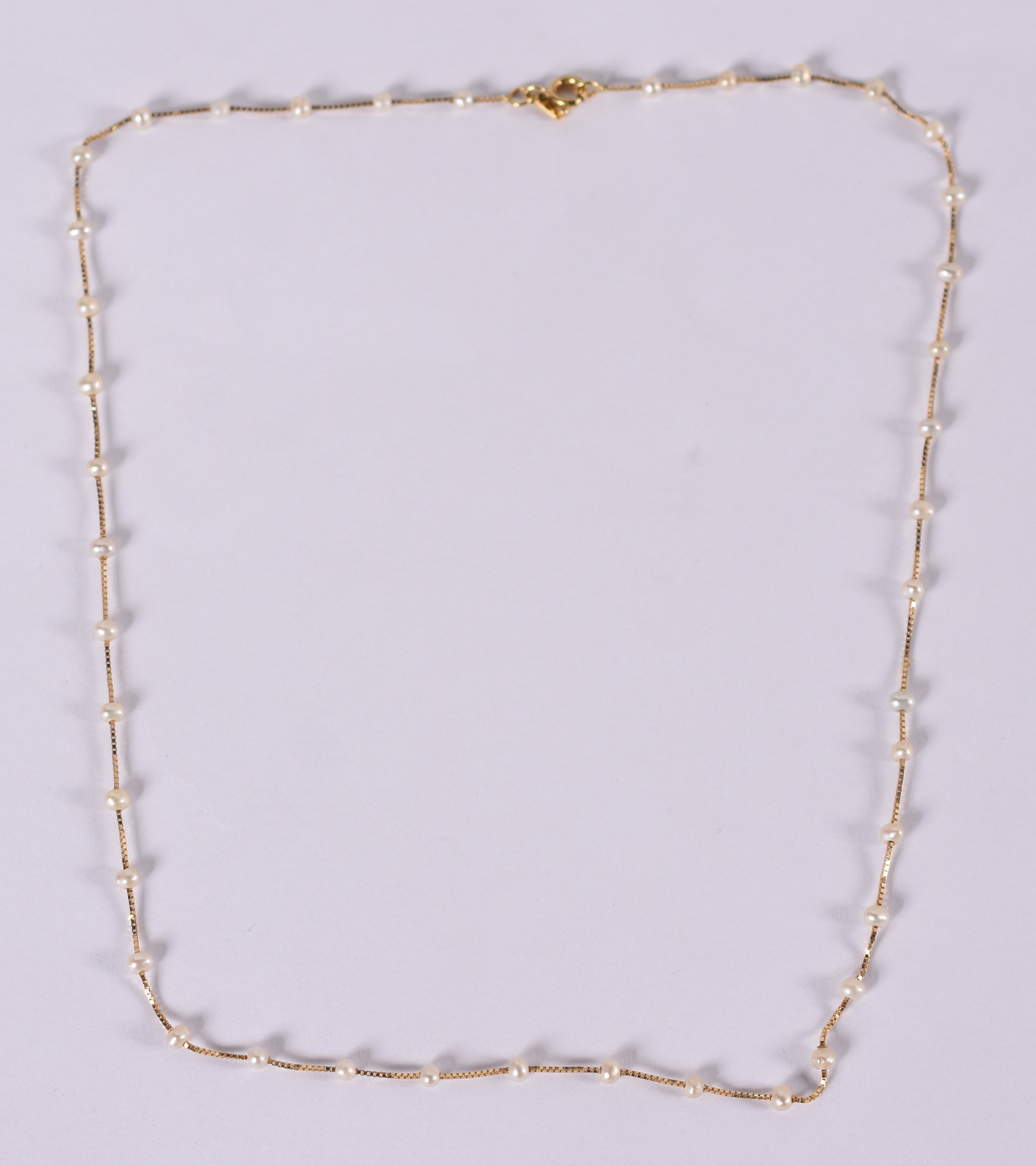 Gargantilha de ouro amarelo com mini pérolas . ( Por questão de...