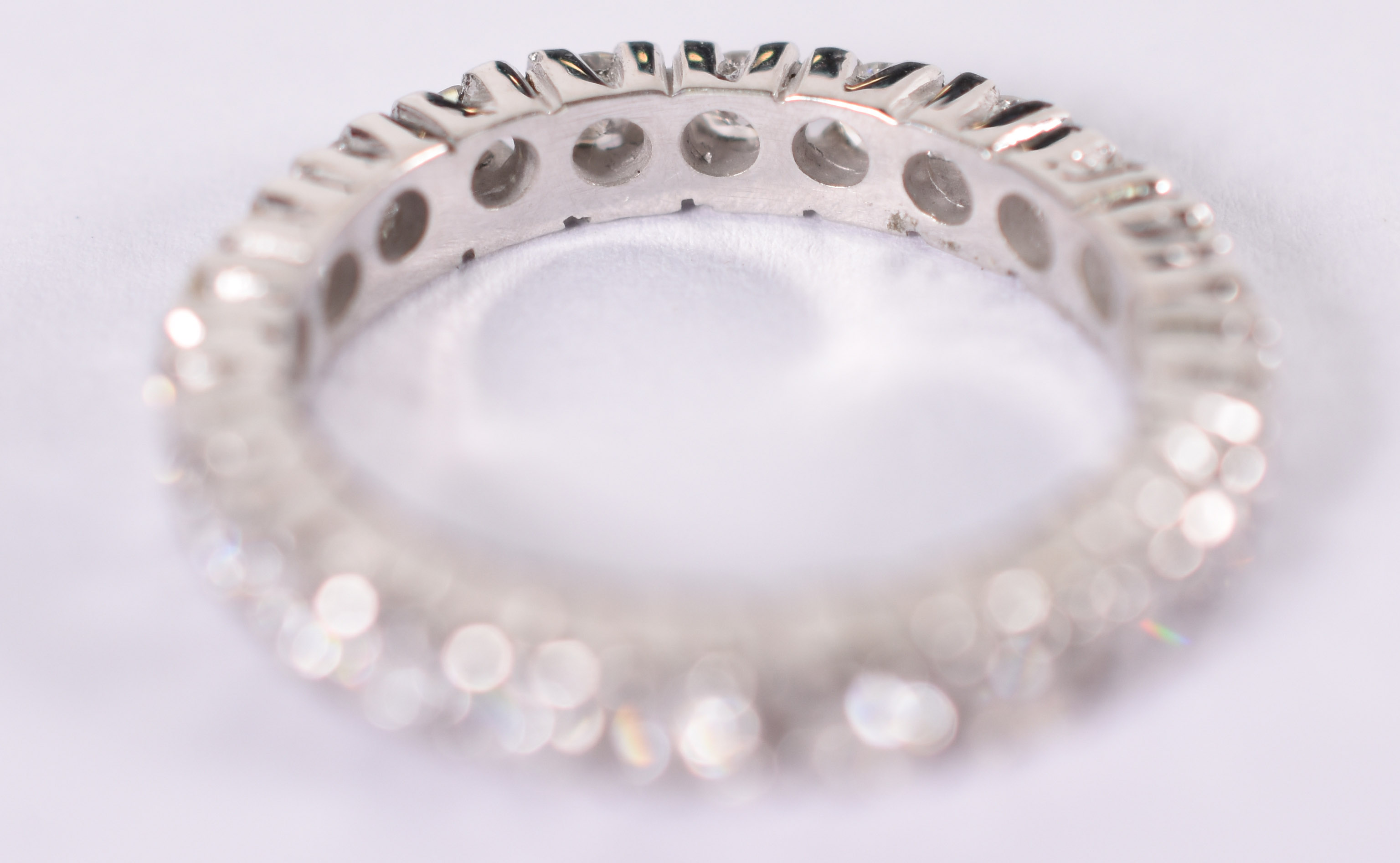 Aliança completa de ouro branco com 25 brilhantes de 0,10 ct cada... - foto 2 de 2