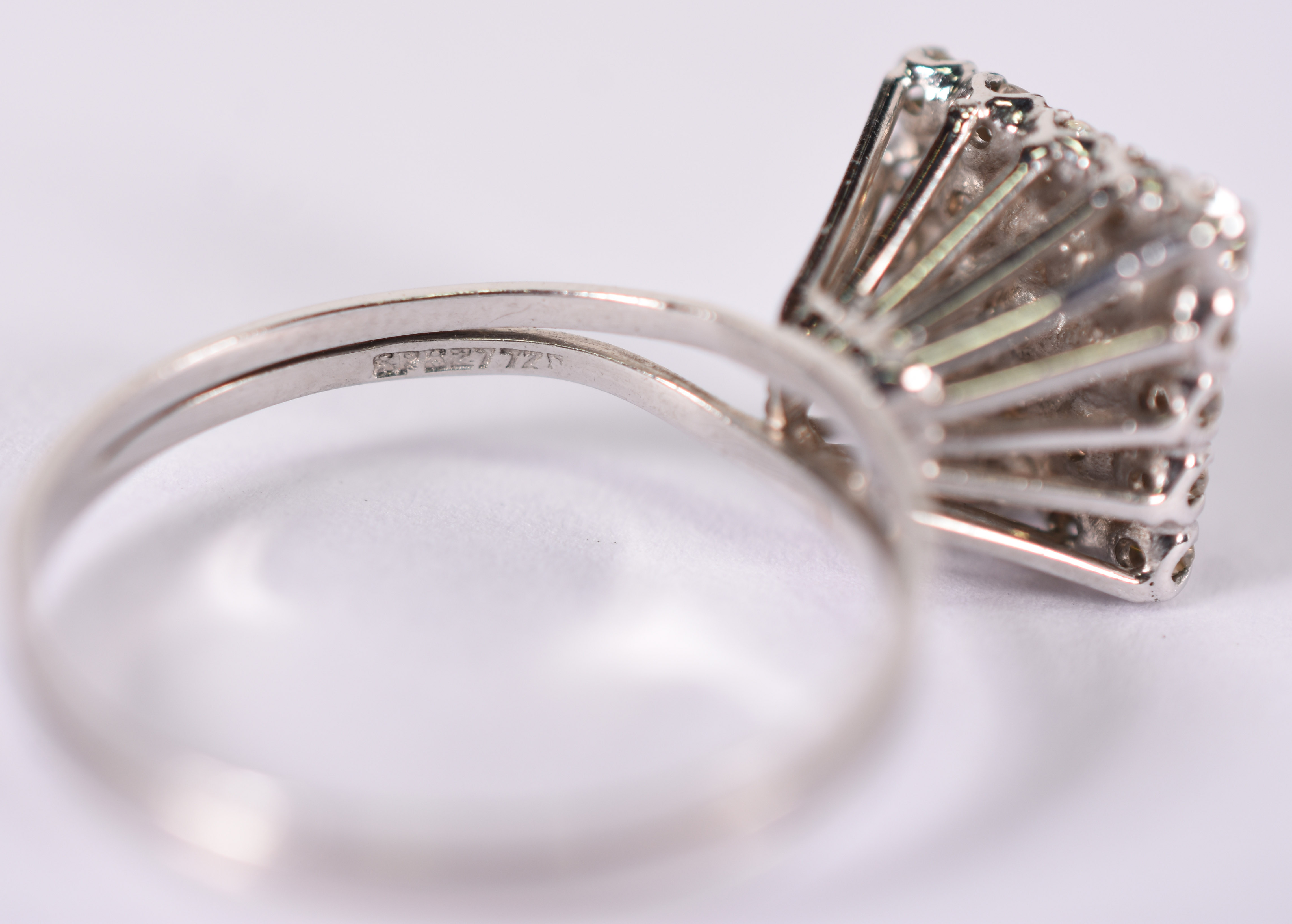 Anel de ouro branco com 20 brilhantes de aproximadamente 0,50 ct... - foto 4 de 4