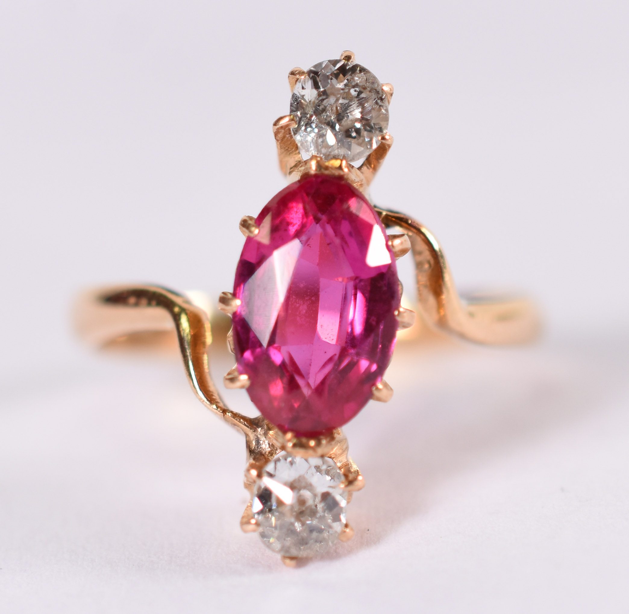 Antigo anel de ouro amarelo com 2 brilhantes de 0,15 ct cada . pedra... - foto 1 de 4