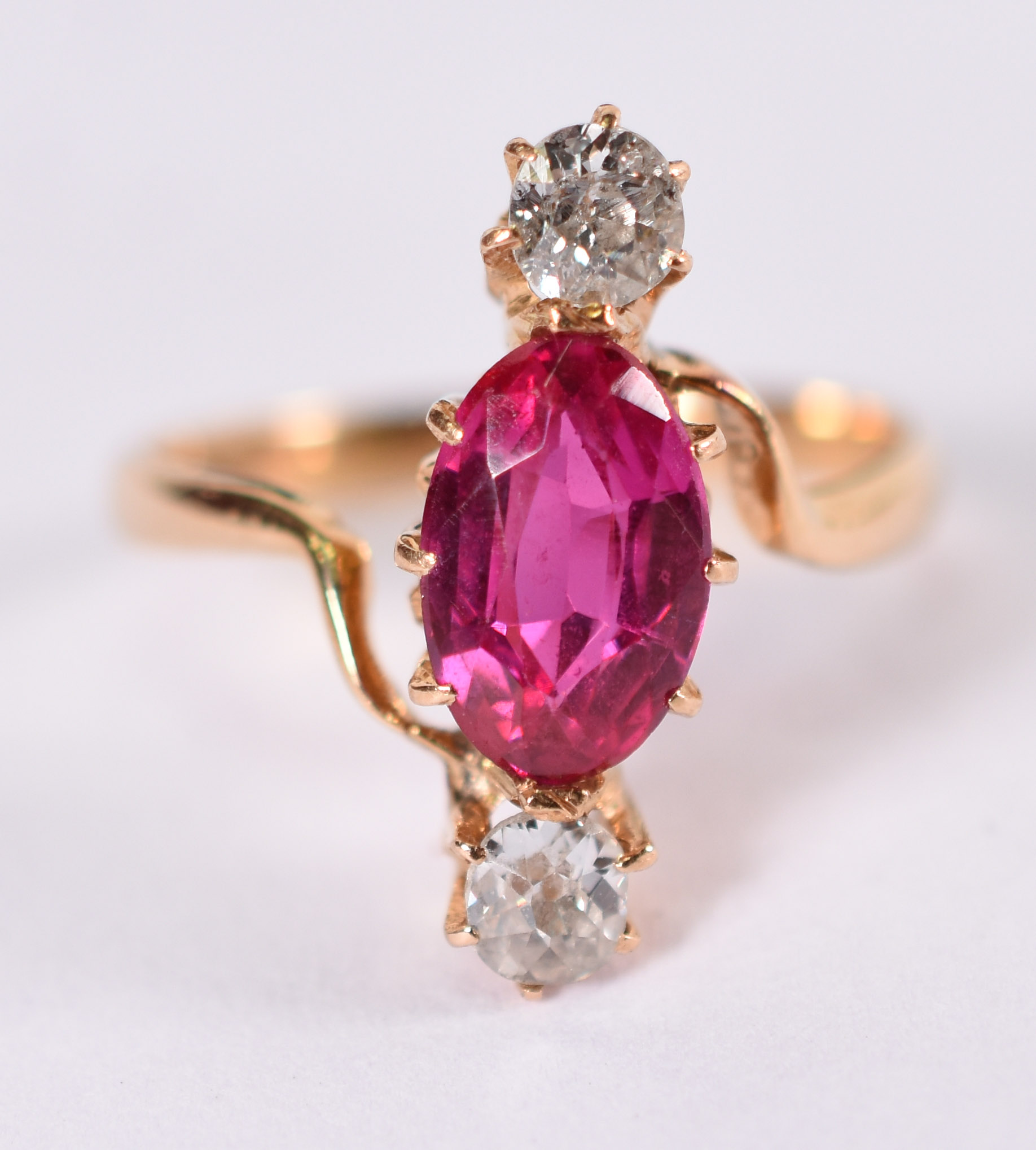 Antigo anel de ouro amarelo com 2 brilhantes de 0,15 ct cada . pedra... - foto 2 de 4