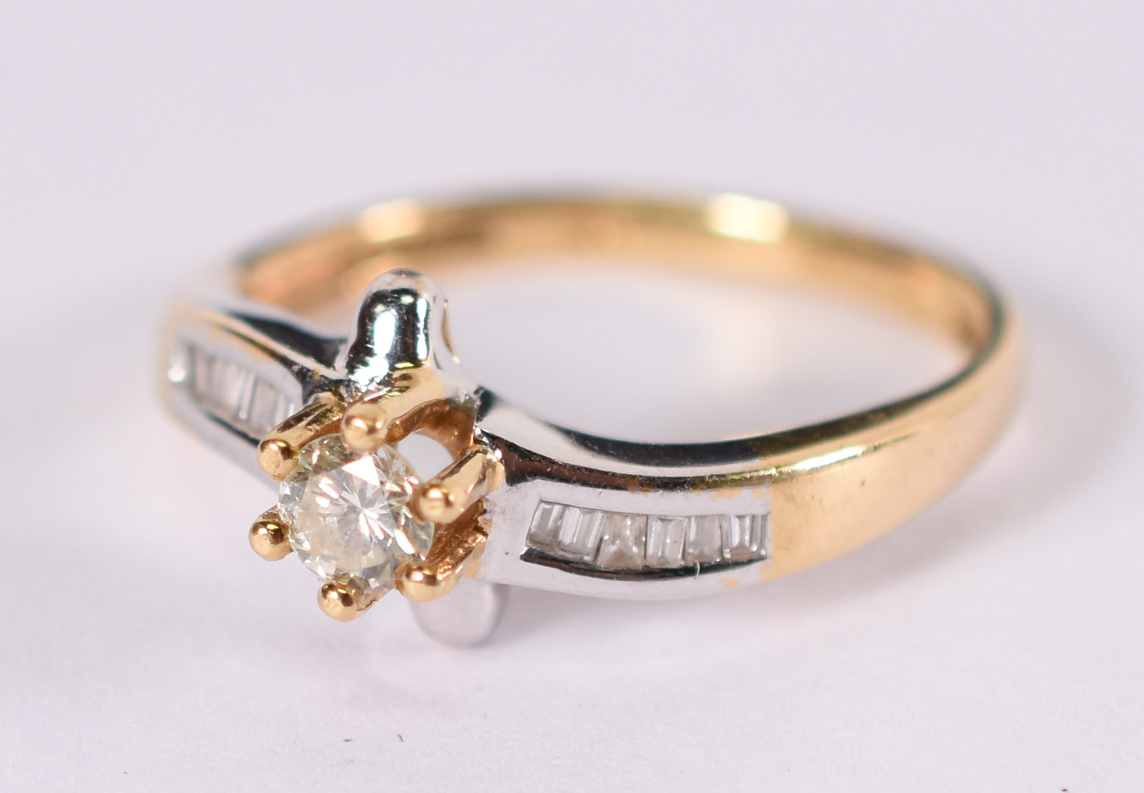 Anel solitário de ouro amarelo com 1 brilhante de 0,20 ct e 12... - foto 2 de 4