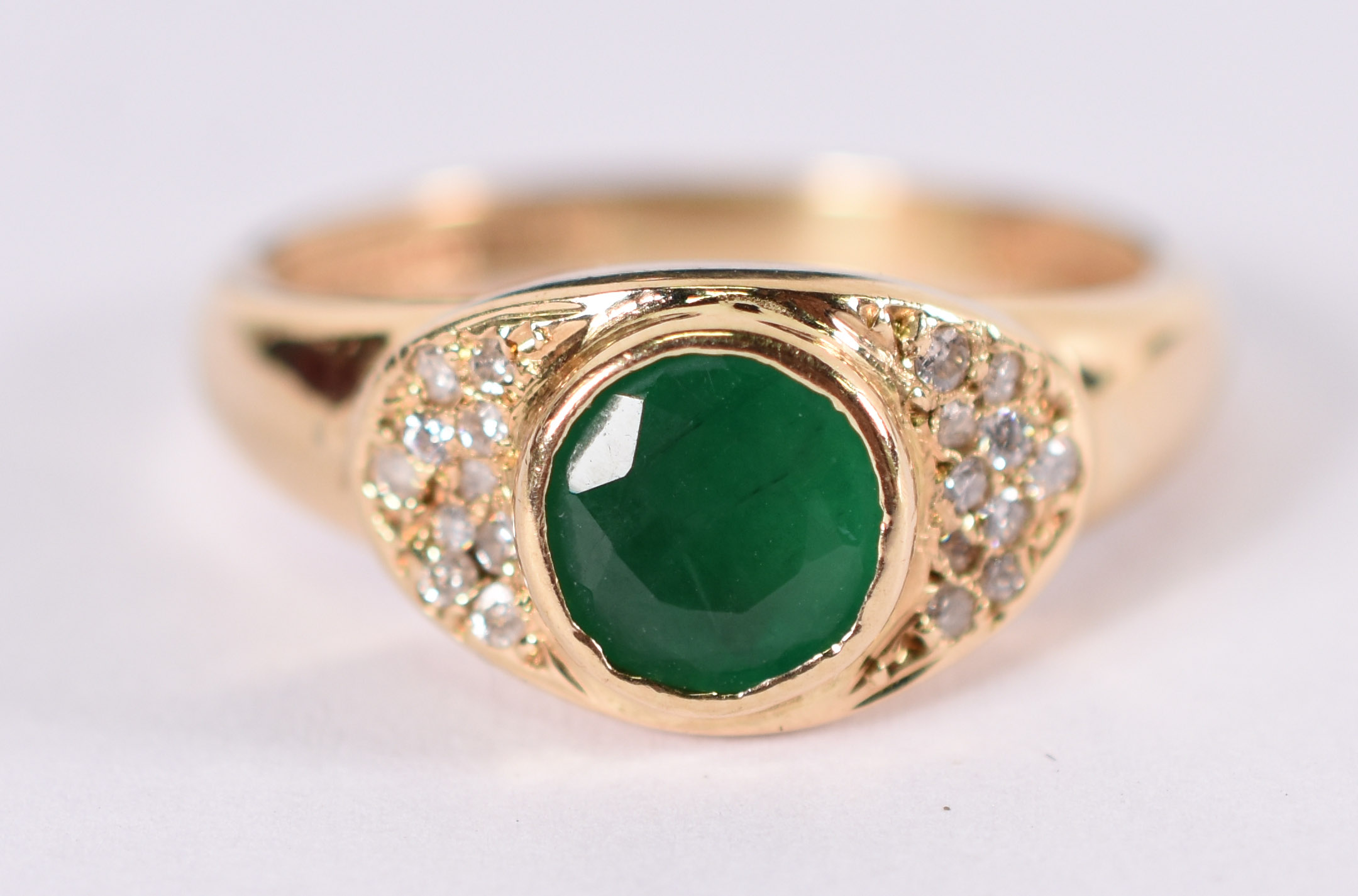 Anel de ouro amarelo com 20 brilhantes e 1 pedra verde . Aro 19 ( Por... - foto 1 de 5