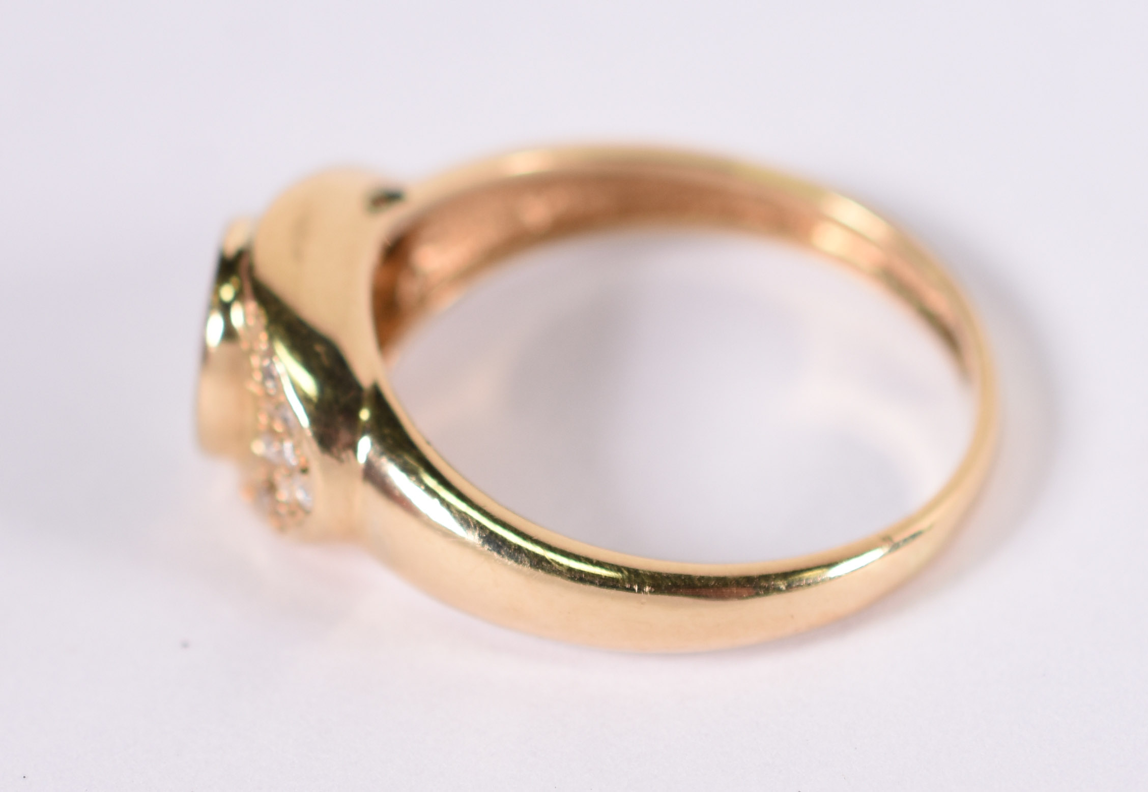 Anel de ouro amarelo com 20 brilhantes e 1 pedra verde . Aro 19 ( Por... - foto 2 de 5