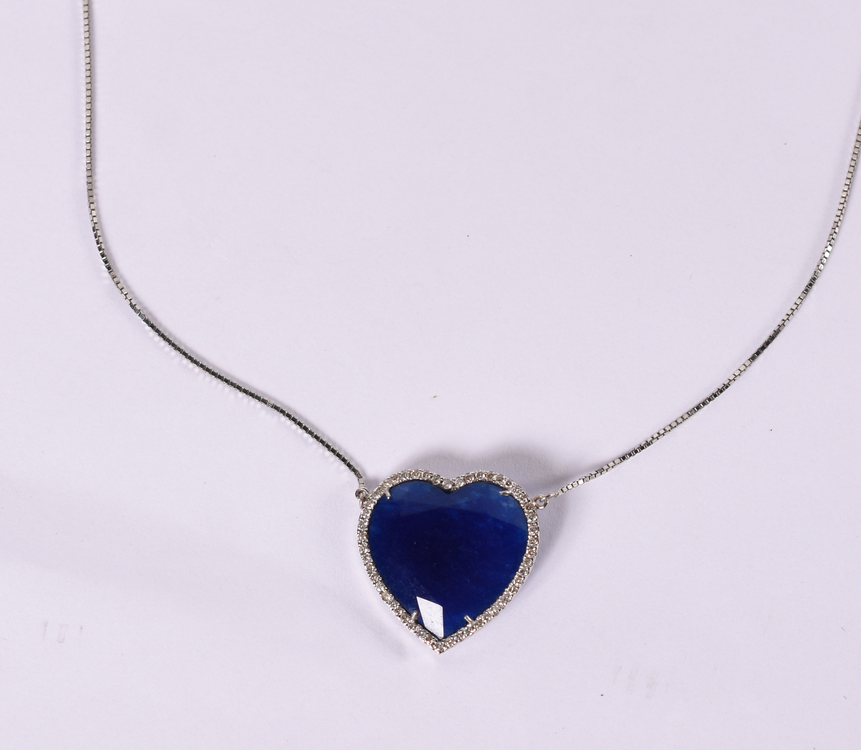 Gargantilha de ouro branco com pingente em forma de coração com... - foto 1 de 5