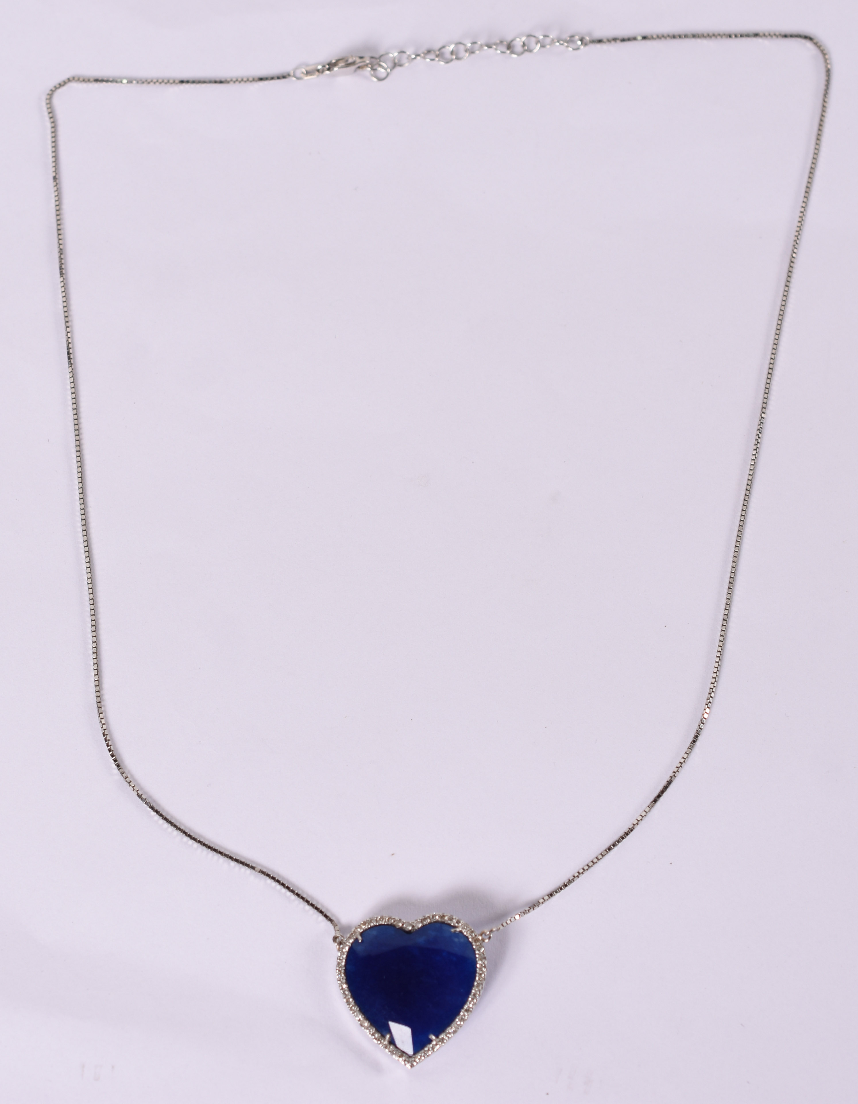 Gargantilha de ouro branco com pingente em forma de coração com... - foto 2 de 5