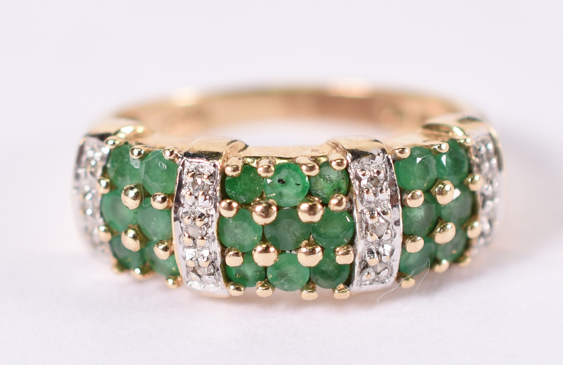 Anel de ouro amarelo com 18 esmeraldas e 12 brilhantes . Aro 18 (Por... - foto 1 de 5