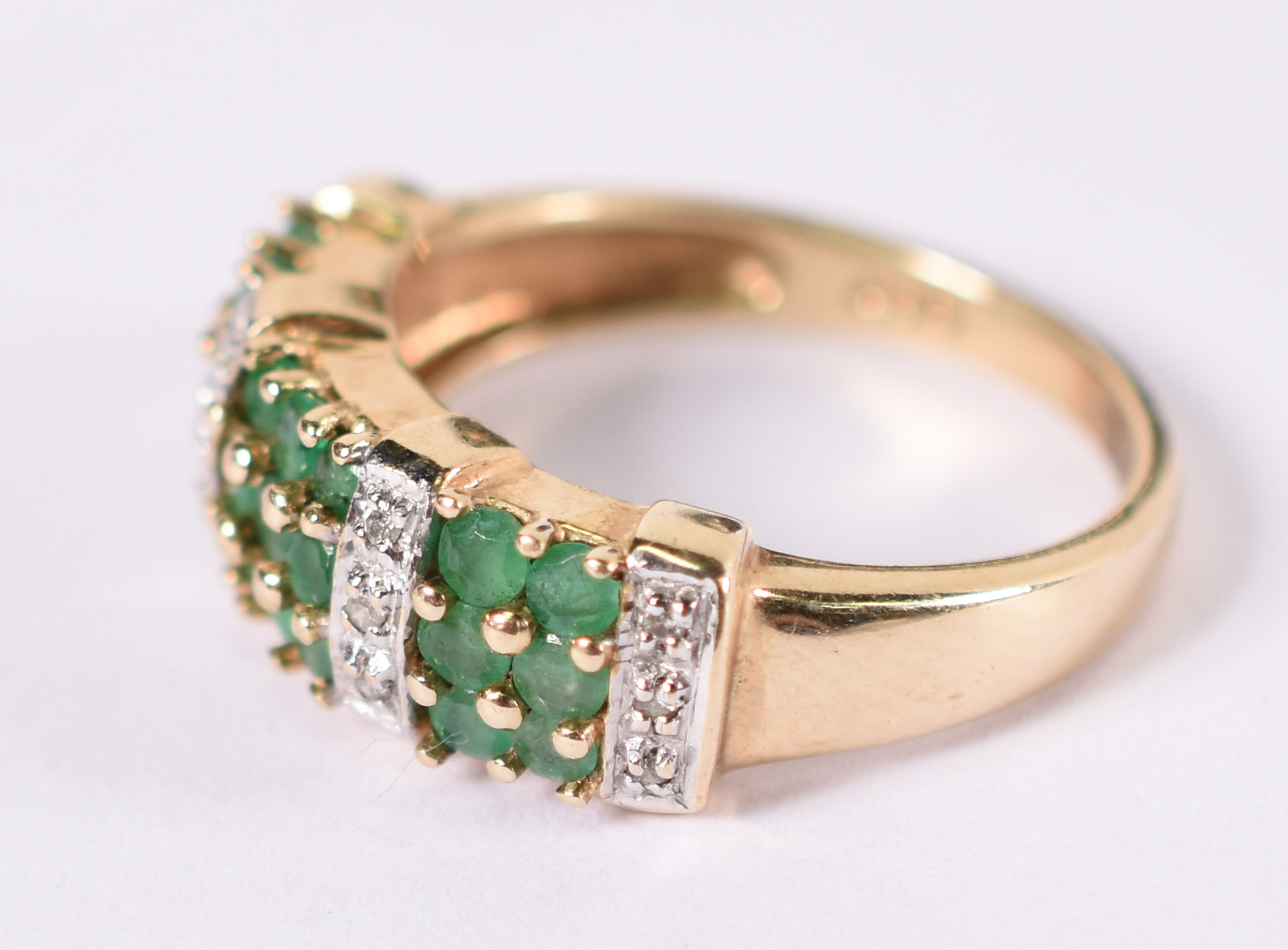 Anel de ouro amarelo com 18 esmeraldas e 12 brilhantes . Aro 18 (Por... - foto 2 de 5