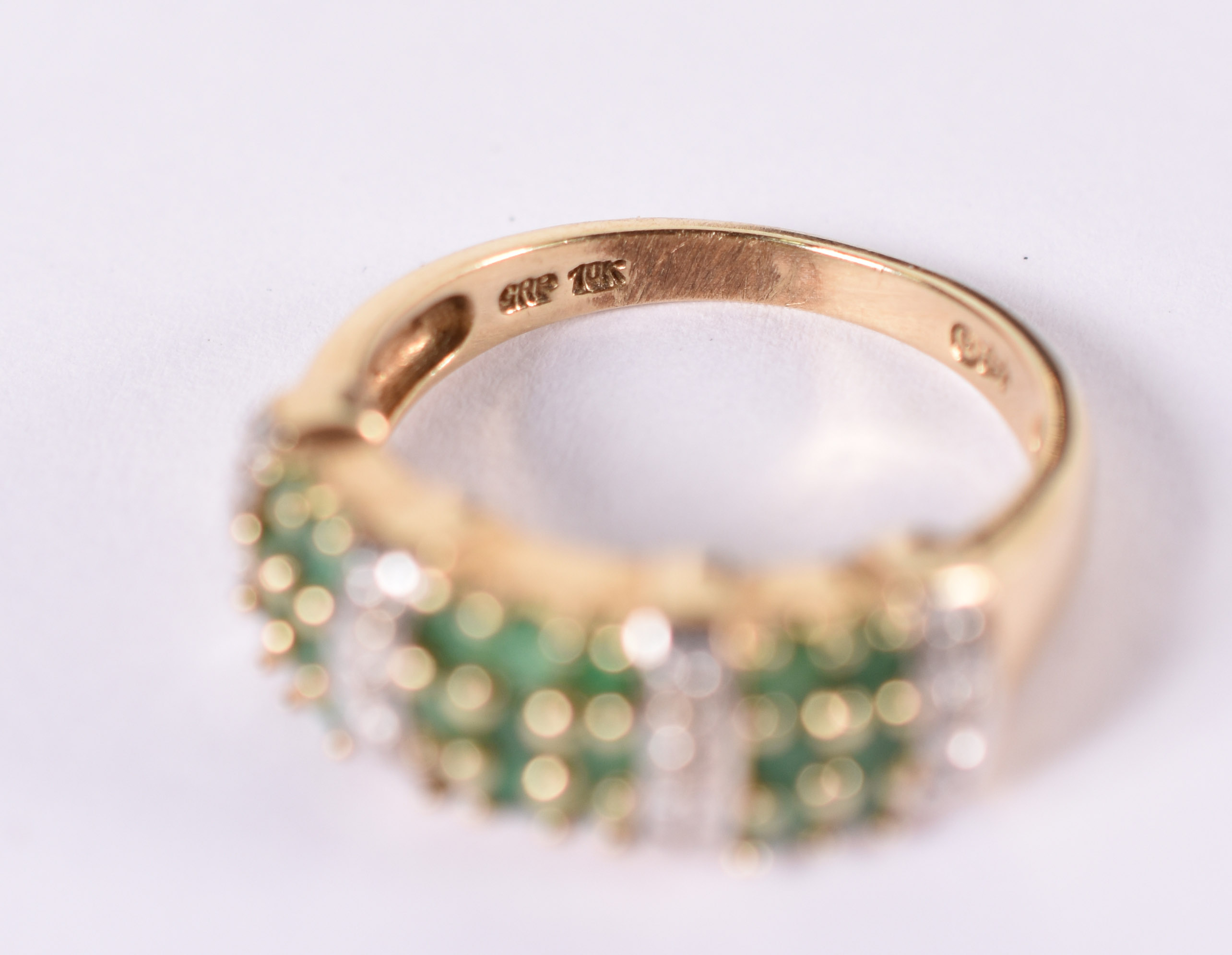 Anel de ouro amarelo com 18 esmeraldas e 12 brilhantes . Aro 18 (Por... - foto 3 de 5