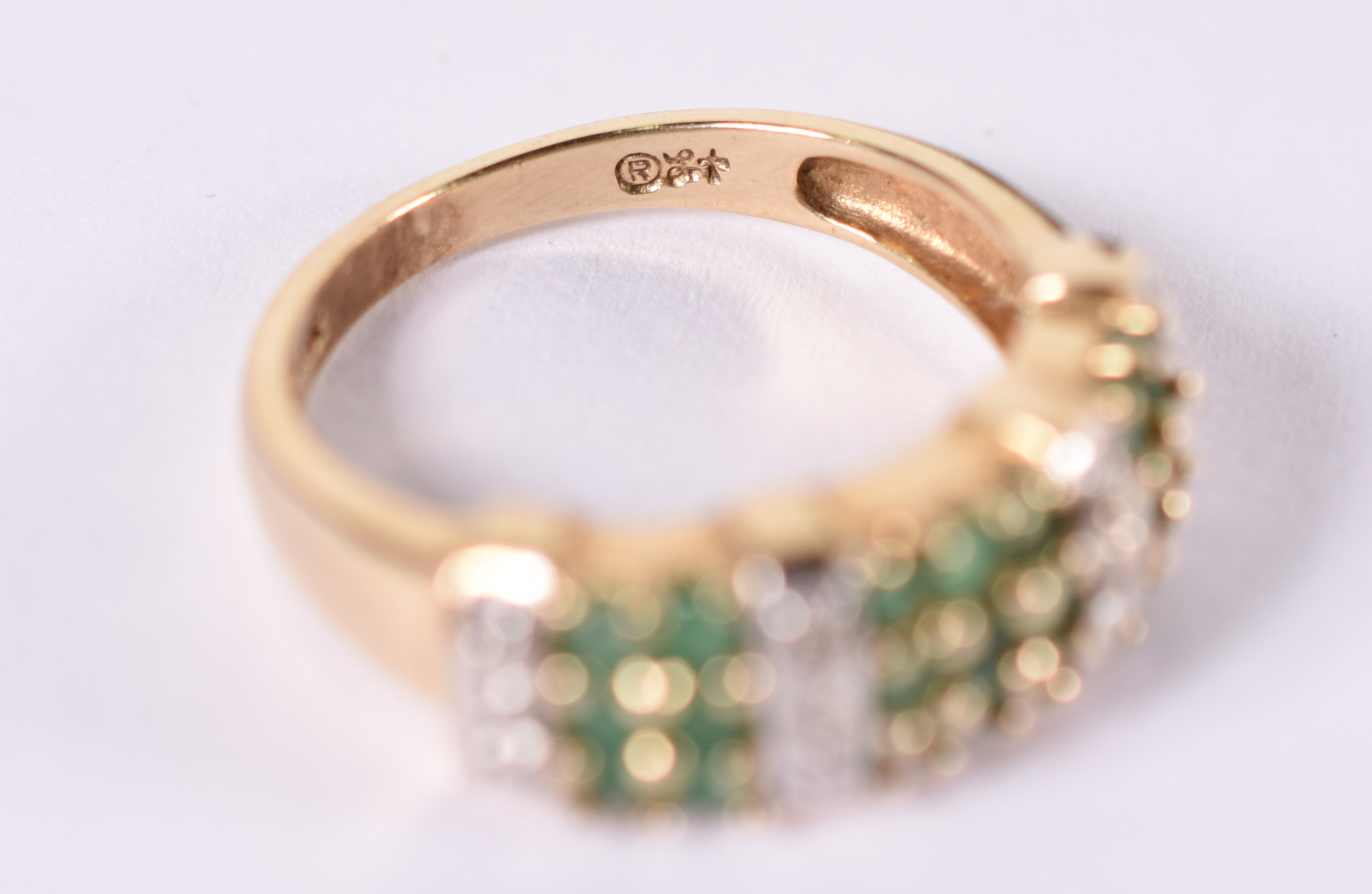 Anel de ouro amarelo com 18 esmeraldas e 12 brilhantes . Aro 18 (Por... - foto 4 de 5