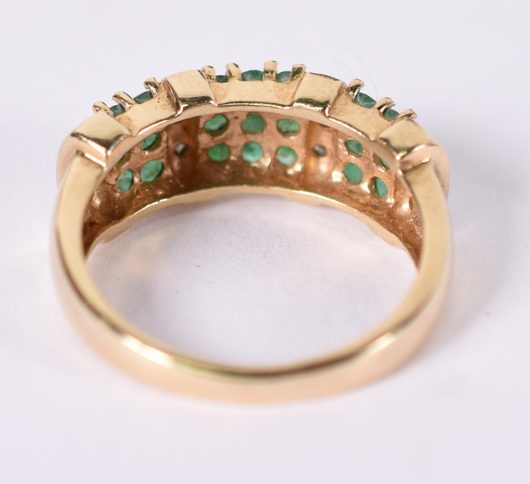 Anel de ouro amarelo com 18 esmeraldas e 12 brilhantes . Aro 18 (Por... - foto 5 de 5