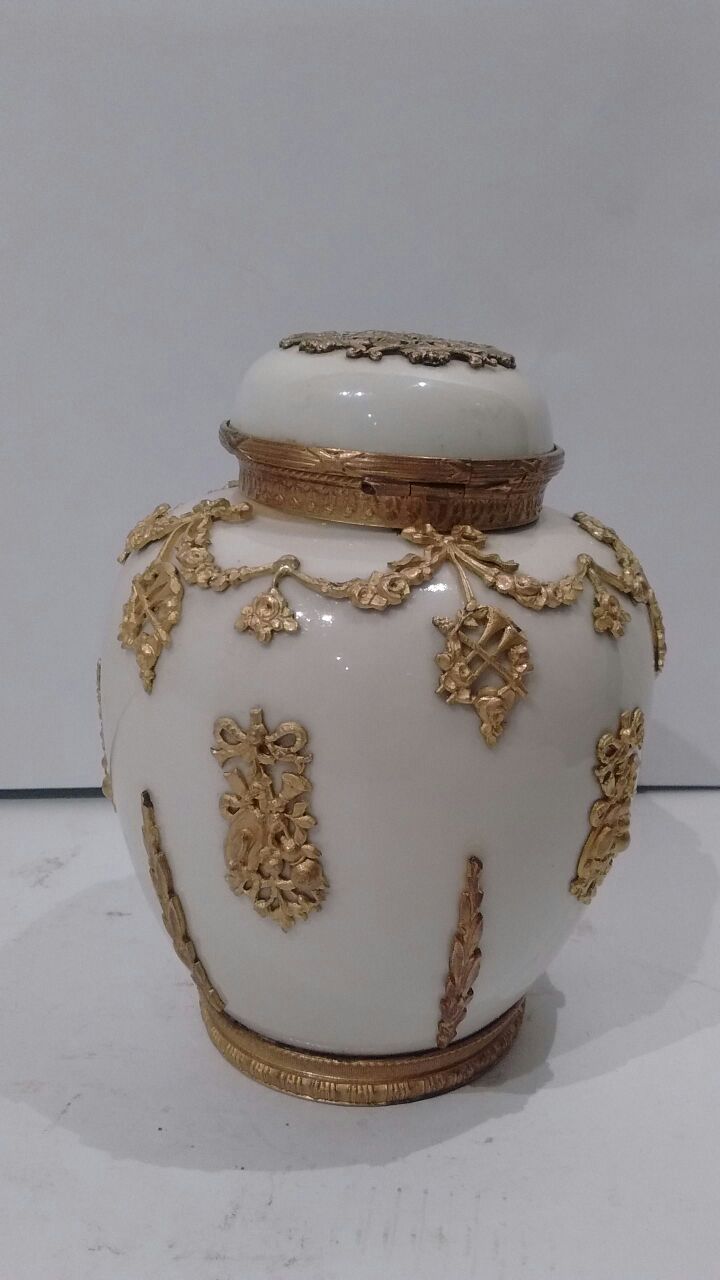 Potiche francês em porcelana branca com aplicações em metal e rica...