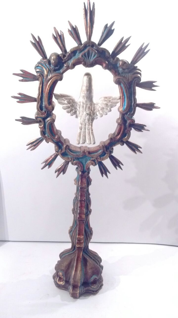 Divino Espirito Santo circundado por glória e resplendor suspensos...