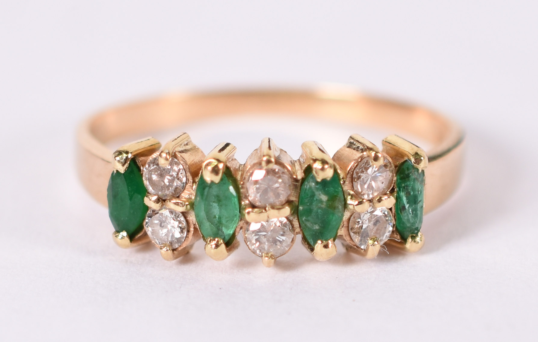 Anel de ouro amarelo com 6 brilhantes e 4 esmeraldas . Aro 18 ( por... - foto 1 de 4