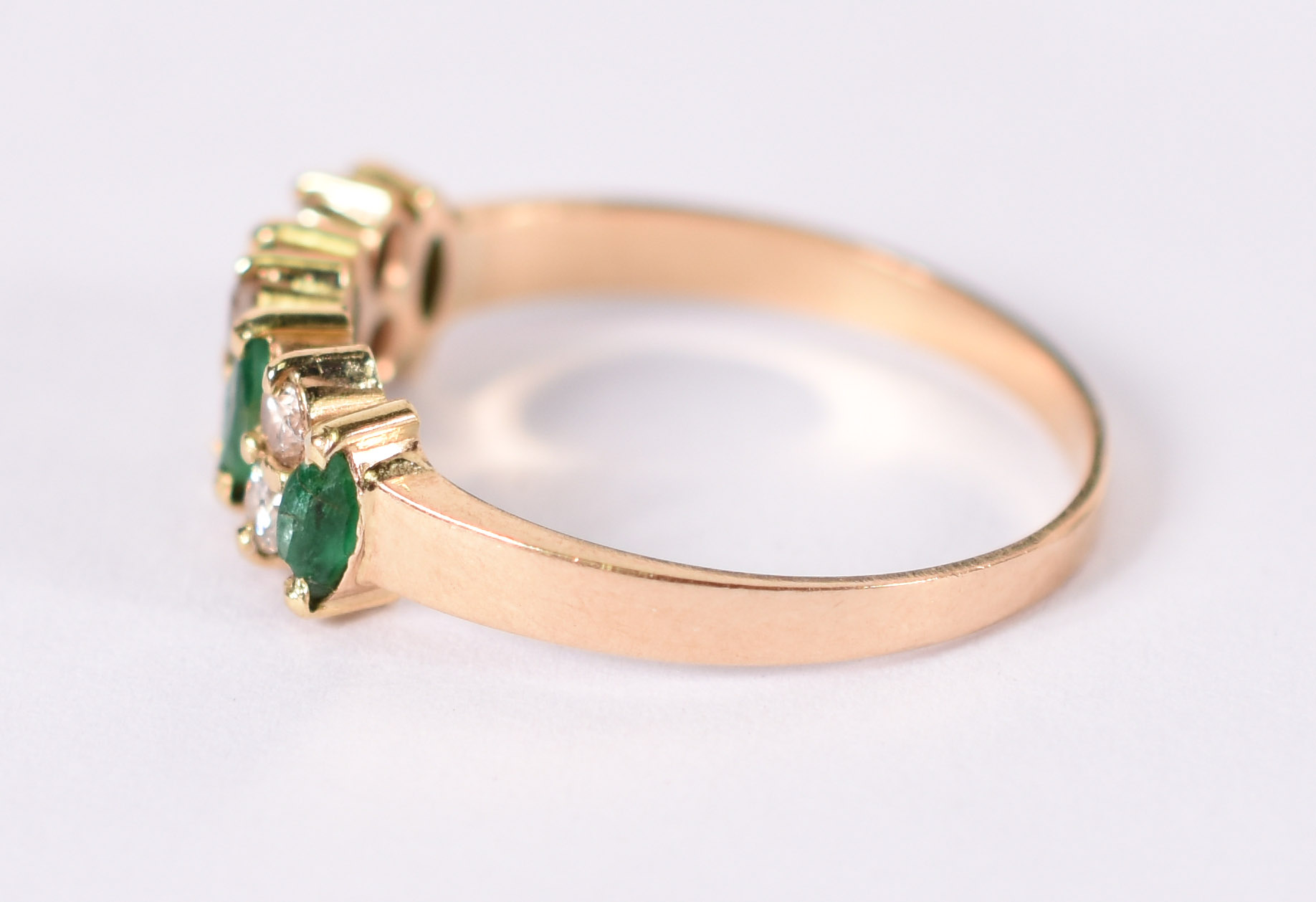 Anel de ouro amarelo com 6 brilhantes e 4 esmeraldas . Aro 18 ( por... - foto 2 de 4
