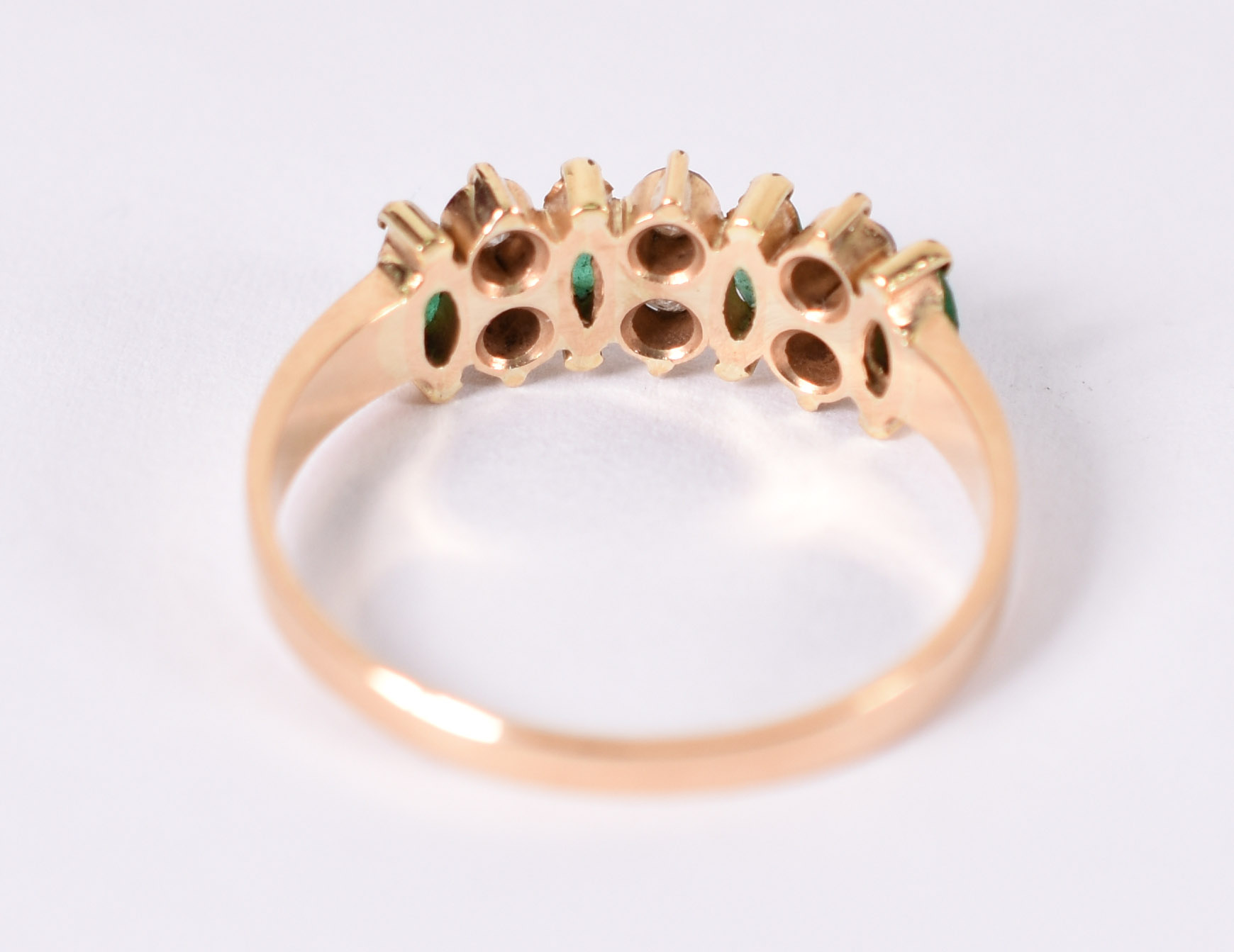 Anel de ouro amarelo com 6 brilhantes e 4 esmeraldas . Aro 18 ( por... - foto 3 de 4