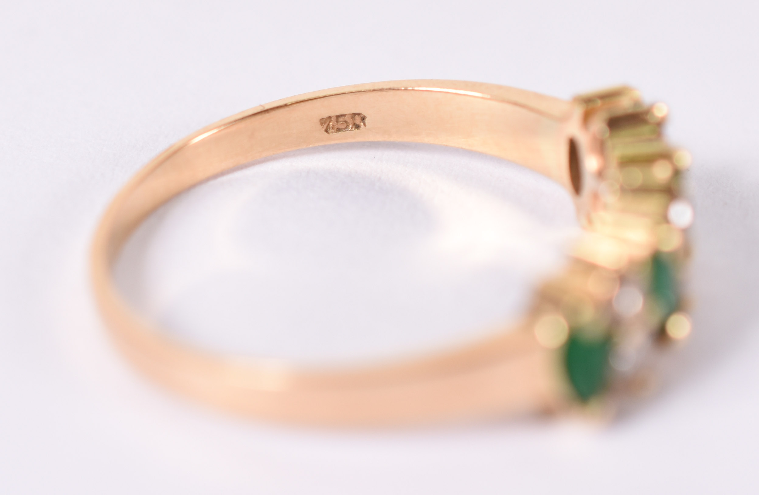 Anel de ouro amarelo com 6 brilhantes e 4 esmeraldas . Aro 18 ( por... - foto 4 de 4