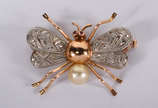 Broche em forma de abelha de ouro e platina com... - Broche em forma de abelha de ouro e platina com 6 brilhantes e pérola ( Por questão de segurança a peça não se encontra na loja ) 