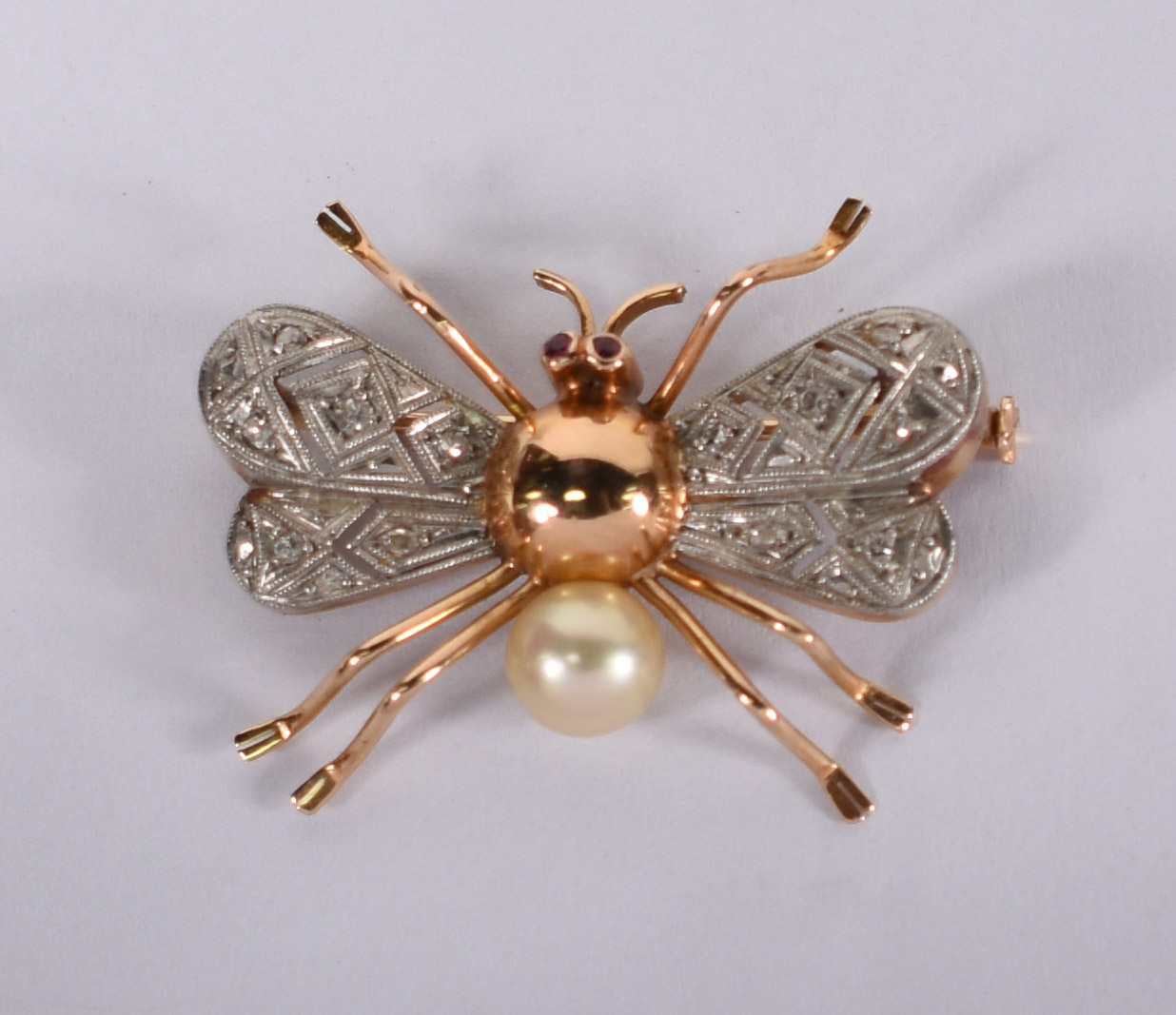 Broche em forma de abelha de ouro e platina com 6 brilhantes e pérola... - foto 1 de 3