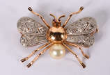 Broche em forma de abelha de ouro e platina com... - Broche em forma de abelha de ouro e platina com 6 brilhantes e pérola ( Por questão de segurança a peça não se encontra na loja ) 