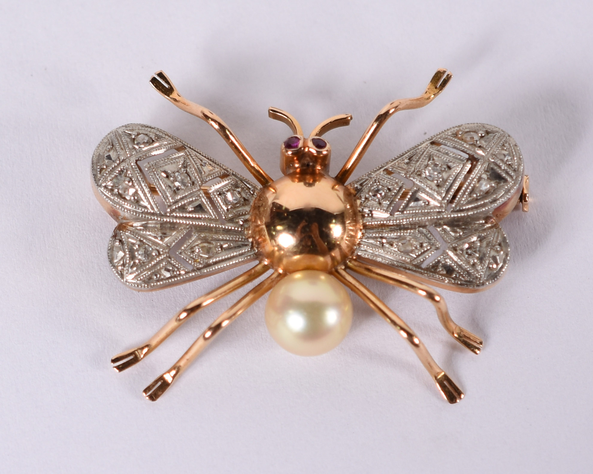 Broche em forma de abelha de ouro e platina com 6 brilhantes e pérola... - foto 2 de 3