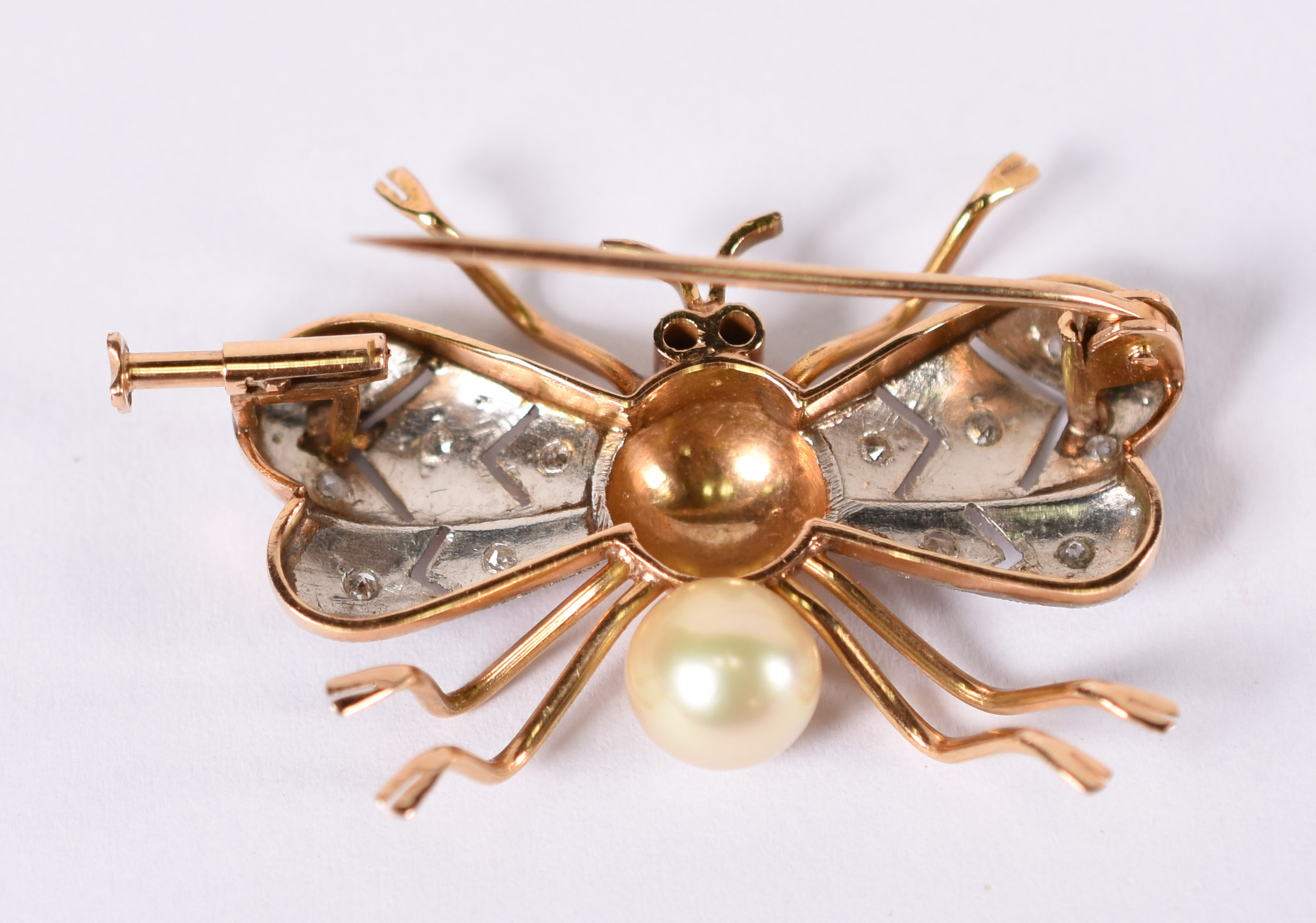 Broche em forma de abelha de ouro e platina com 6 brilhantes e pérola... - foto 3 de 3