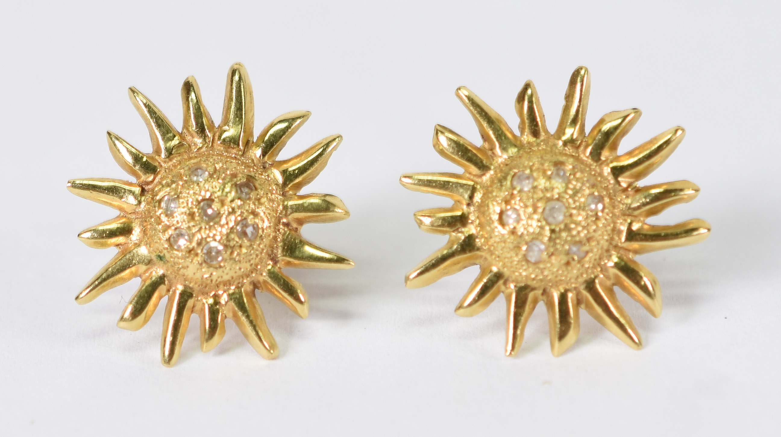 Par de brincos de ouro amarelo " tipo sol" com 16 brilhantes ( Por... - foto 1 de 2