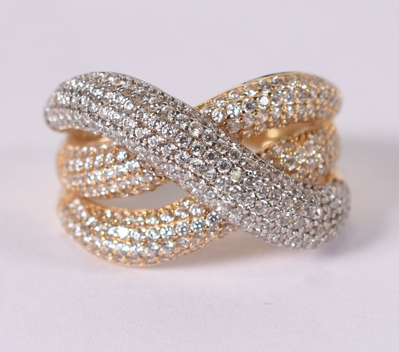 Anel de ouro 14 k entrelaçado com safiras brancas . Aro 17 ( Por... - foto 1 de 4