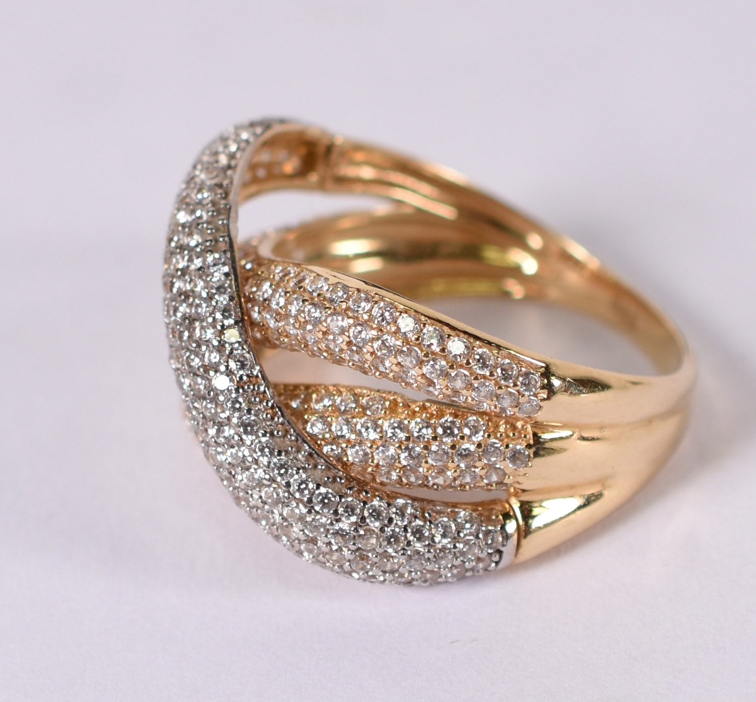 Anel de ouro 14 k entrelaçado com safiras brancas . Aro 17 ( Por... - foto 2 de 4