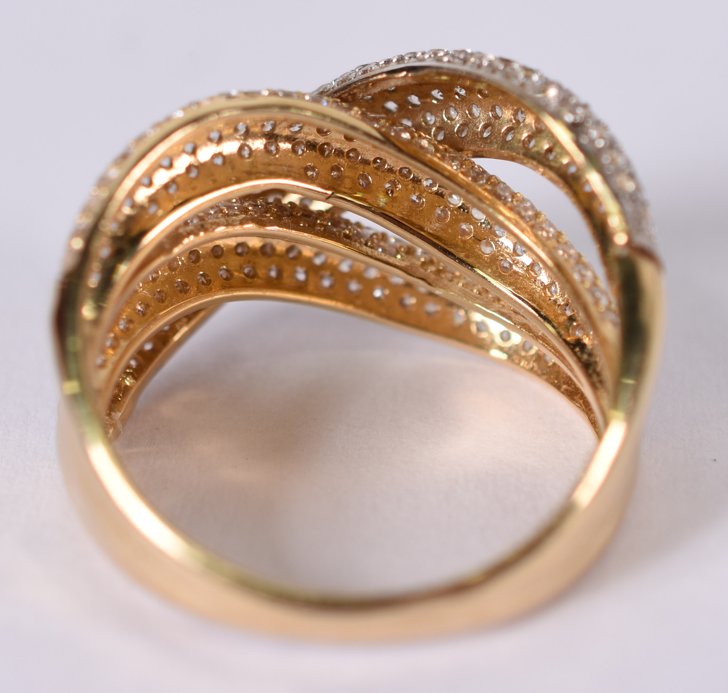 Anel de ouro 14 k entrelaçado com safiras brancas . Aro 17 ( Por... - foto 3 de 4