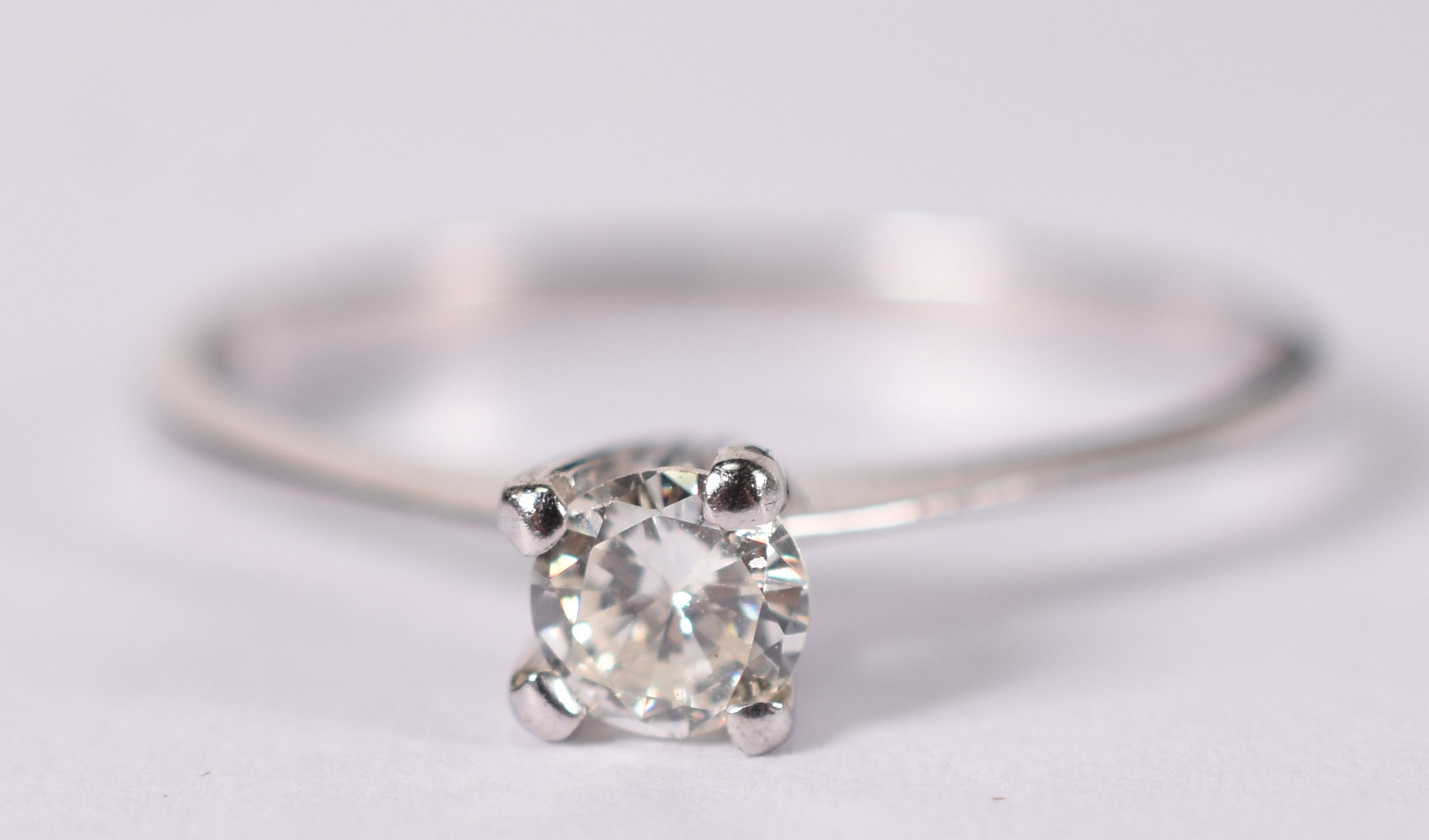 Anel solitário com 1 brilhante de 0,25 ct . Aro 17 ( Por questão de... - foto 1 de 3